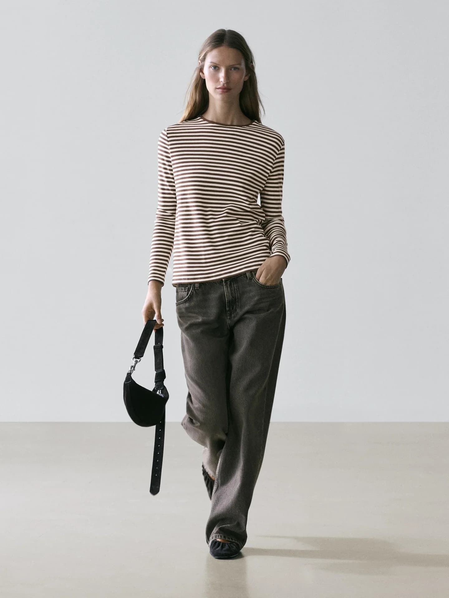 Полосатая футболка с длинными рукавами и контрастной деталью - фото 17