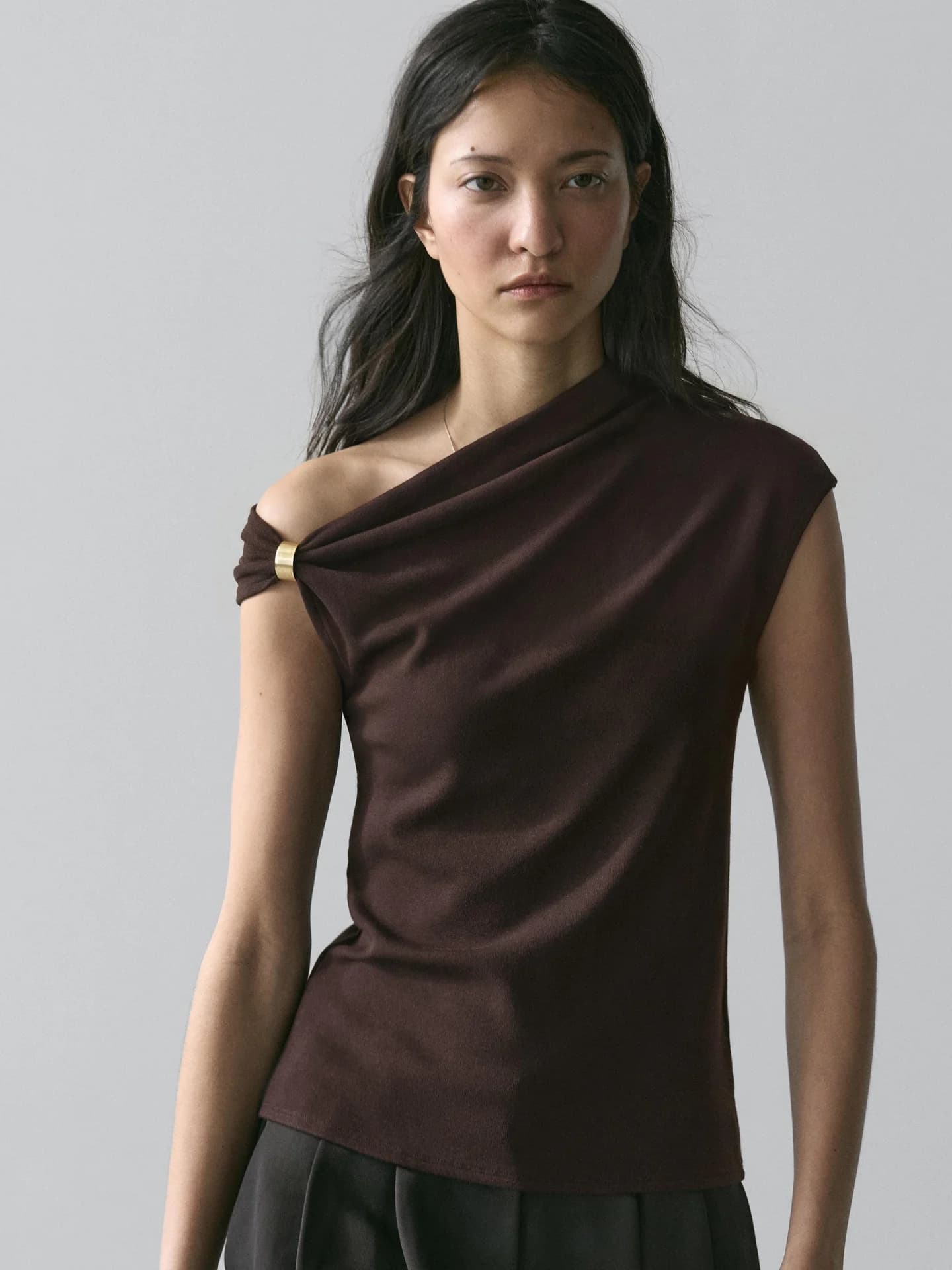 Асимметричный топ с брошью - фото 9