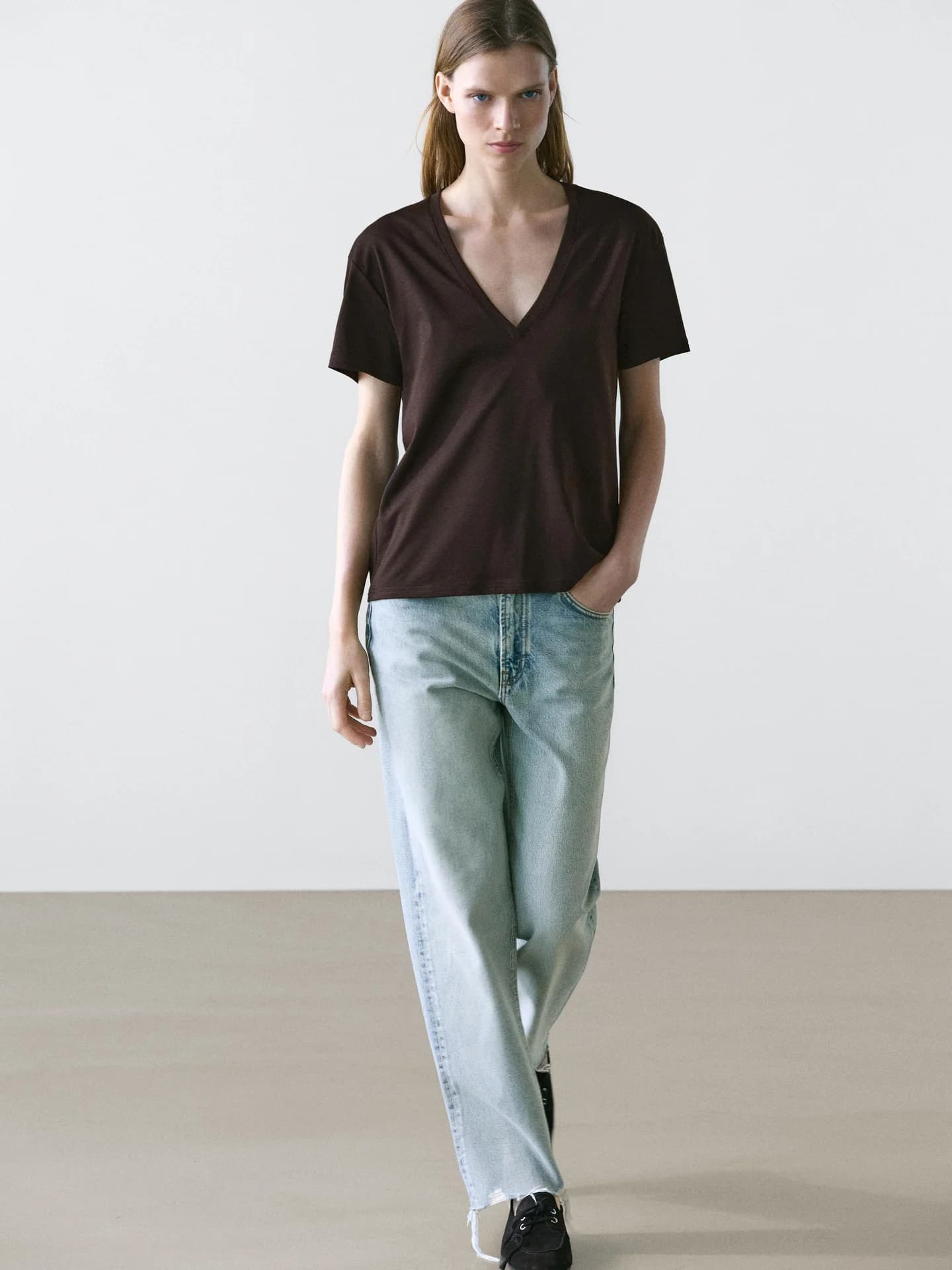 Футболка с V-образным вырезом из 100% хлопка. - фото 10