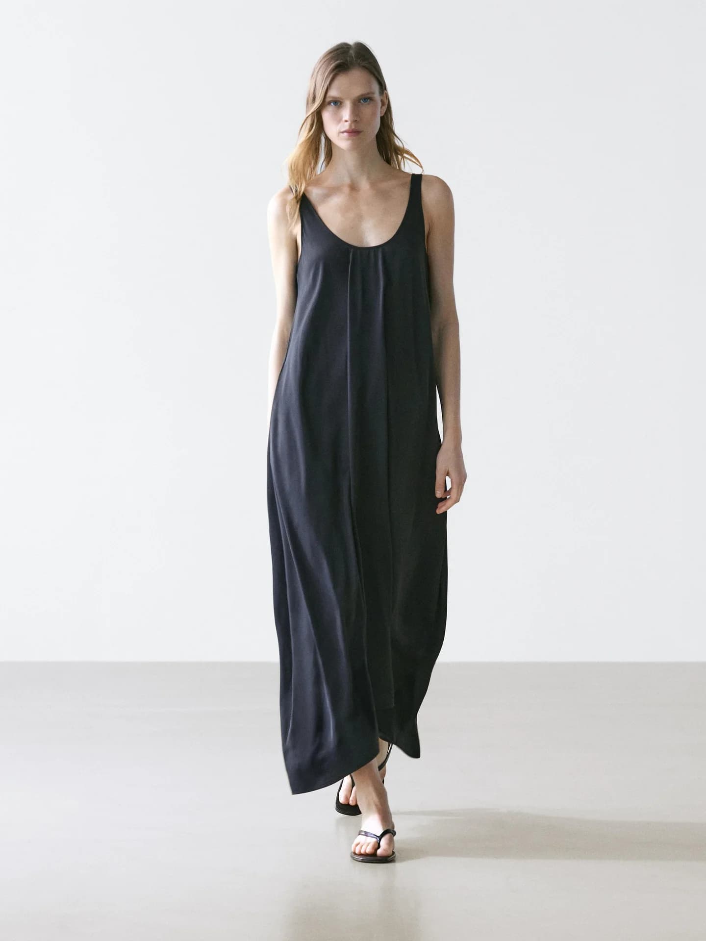 Свободное расклешенное платье на бретелях. - фото 10