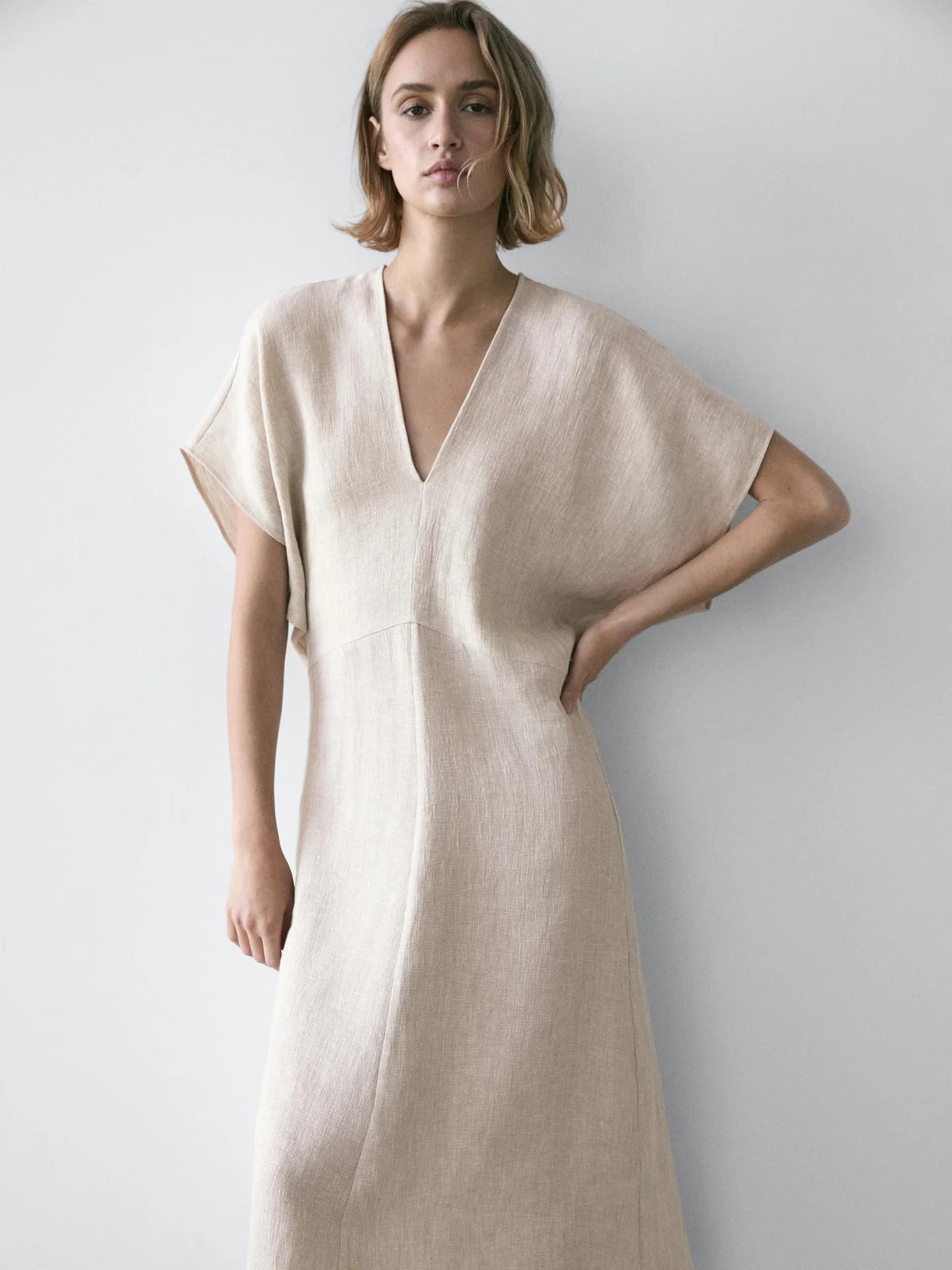 Легкое льняное платье средней длины с короткими рукавами. - фото 9