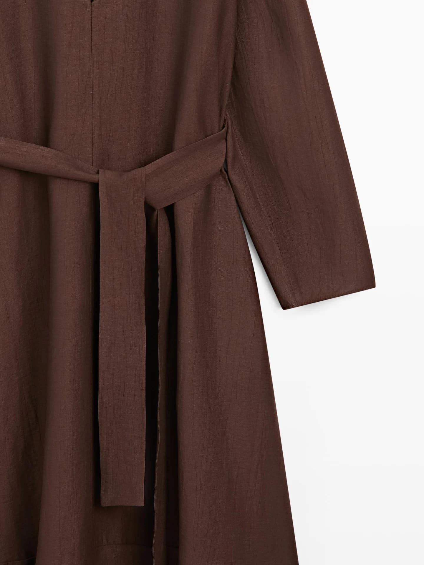 Свободное льняное платье средней длины с поясом. - фото 4