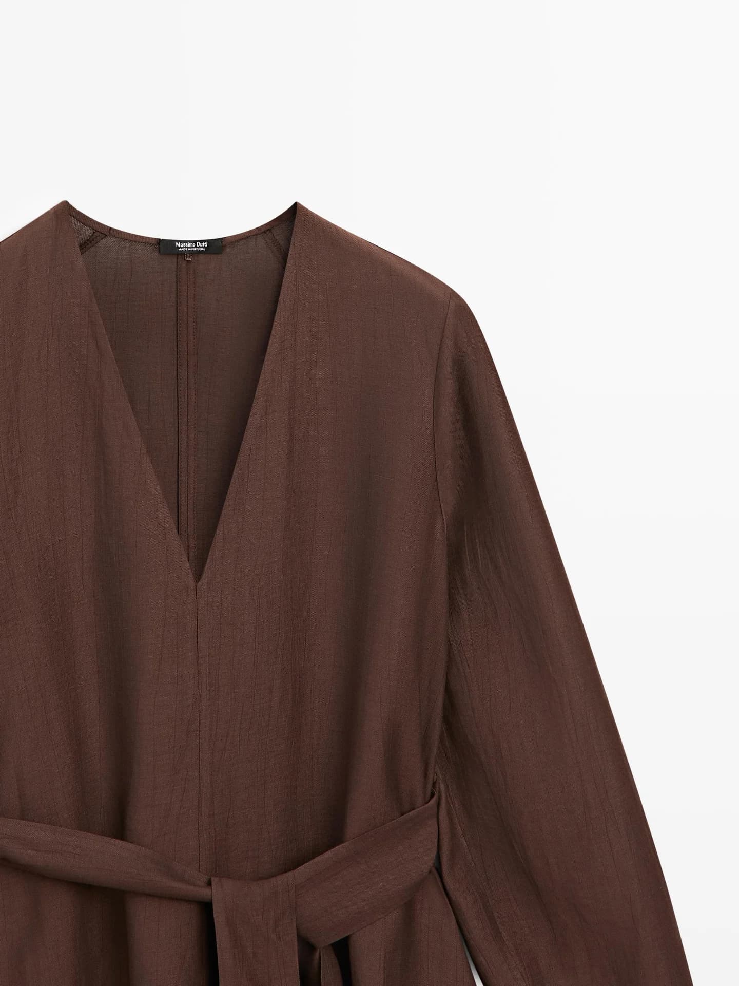 Свободное льняное платье средней длины с поясом. - фото 6