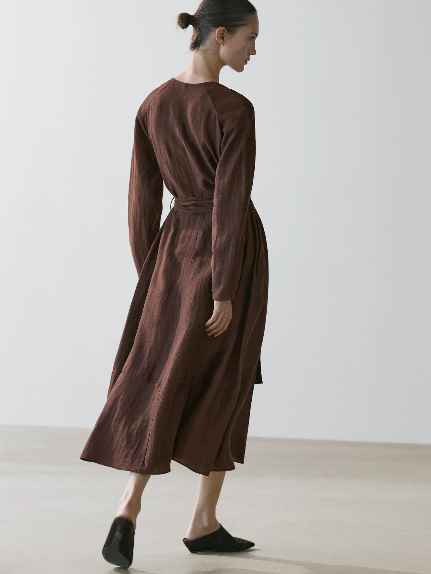 Свободное льняное платье средней длины с поясом. - фото 10
