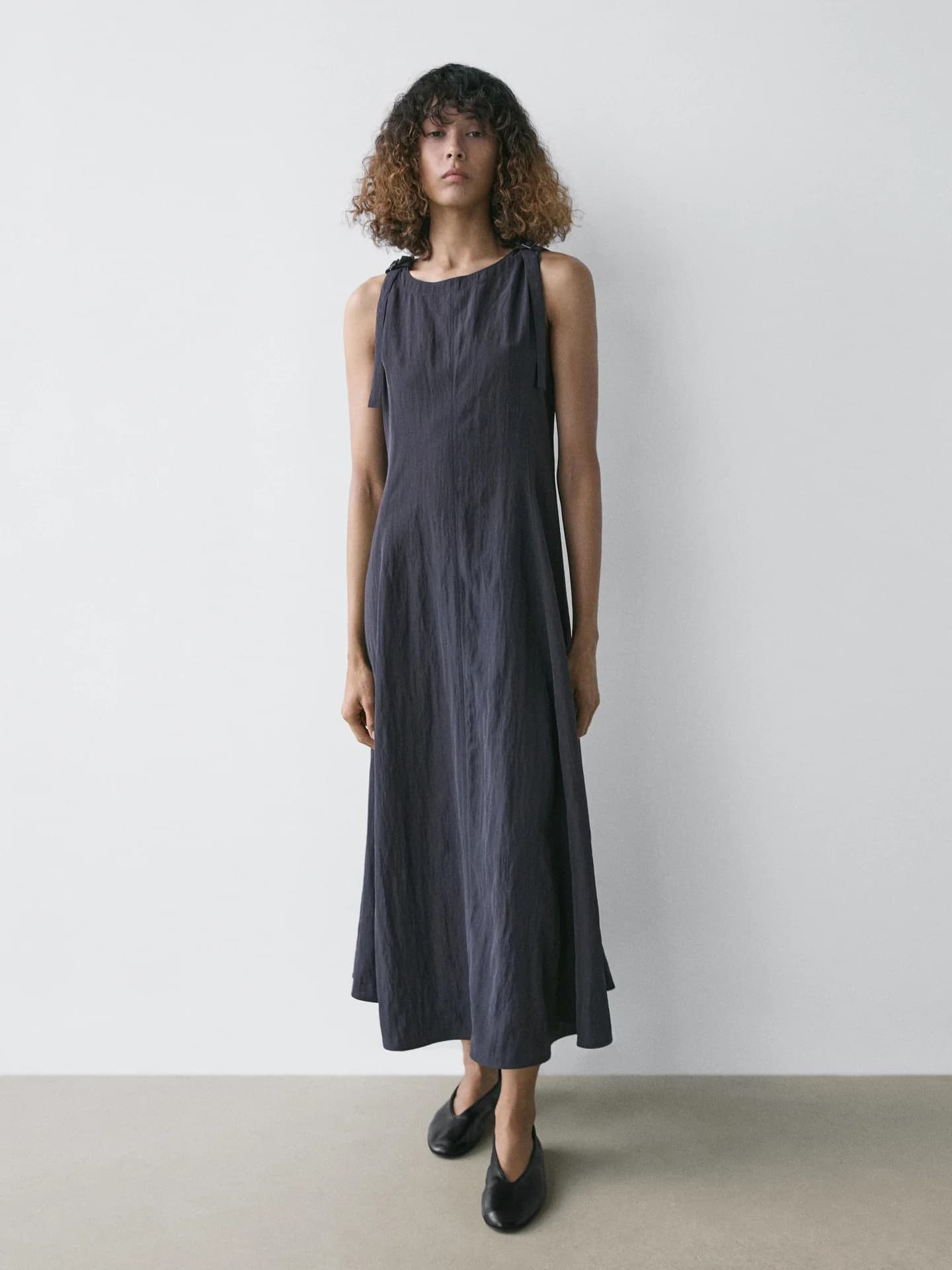 Платье свободного кроя средней длины с пряжками. - фото 9