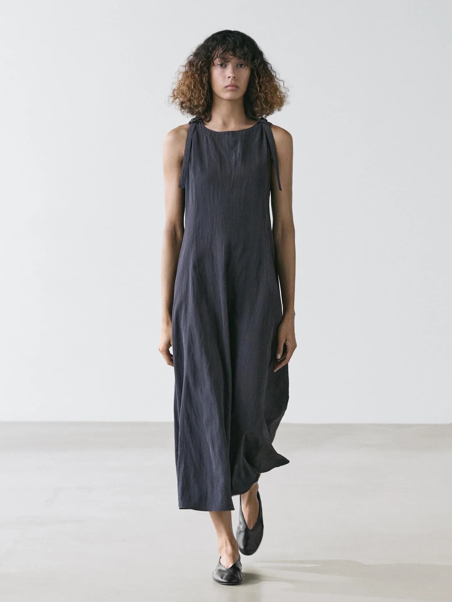 Платье свободного кроя средней длины с пряжками. - фото 10