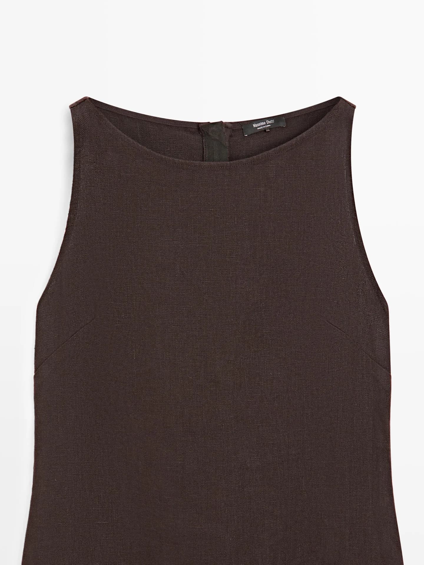 Льняное платье средней длины с вырезом бретельками - фото 7