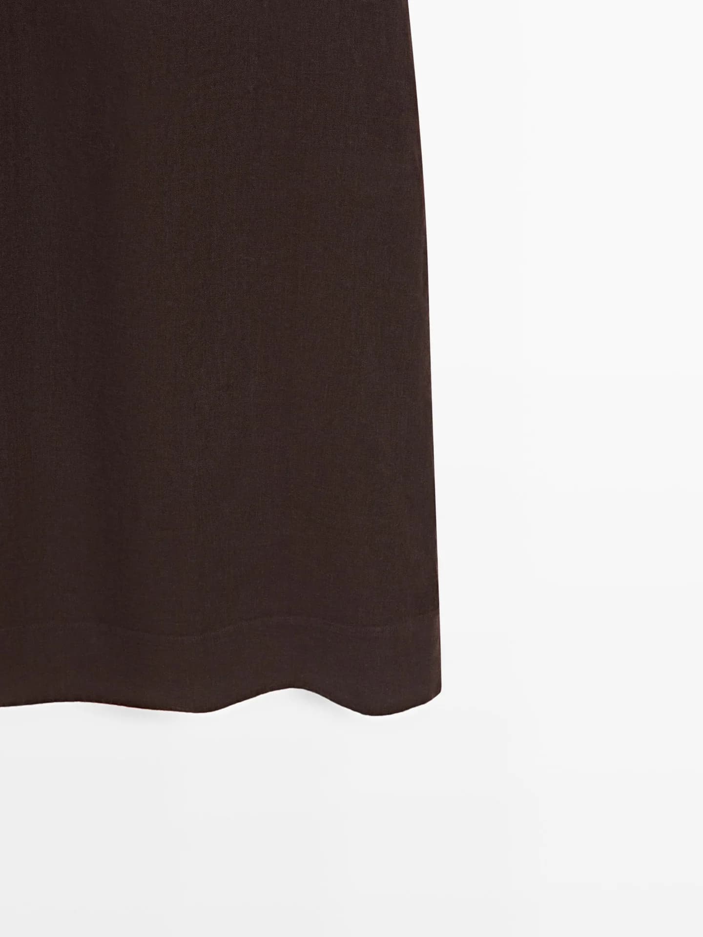 Льняное платье средней длины с вырезом бретельками - фото 8