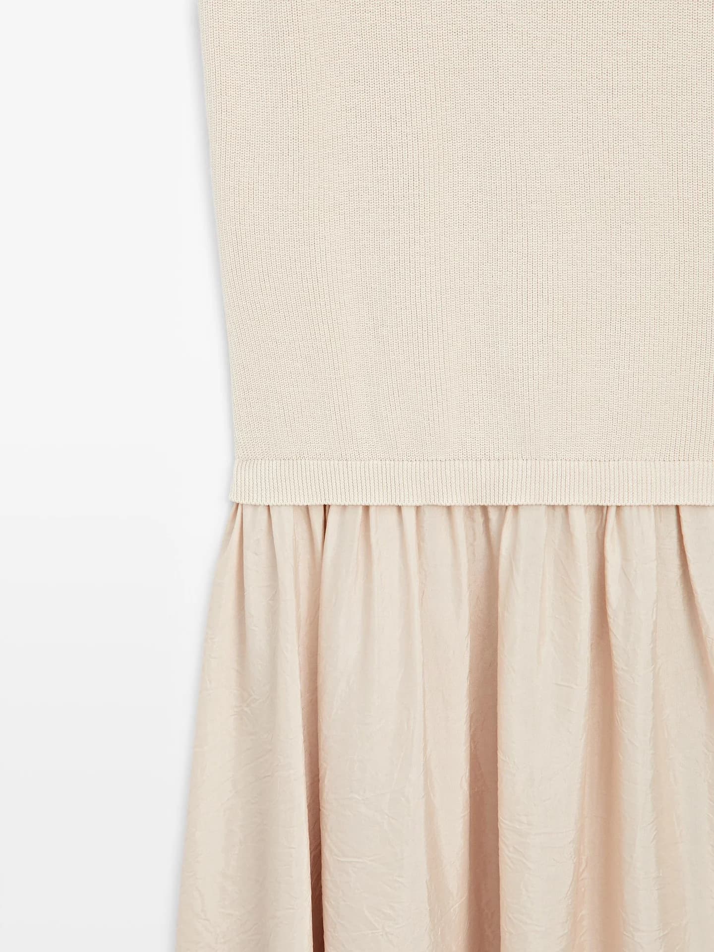 Контрастное платье с бретелями - фото 6