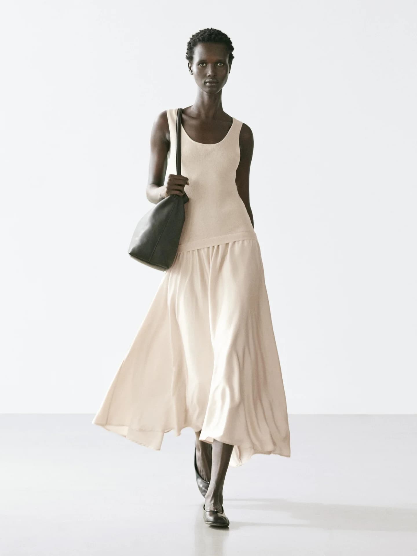 Контрастное платье с бретелями - фото 9