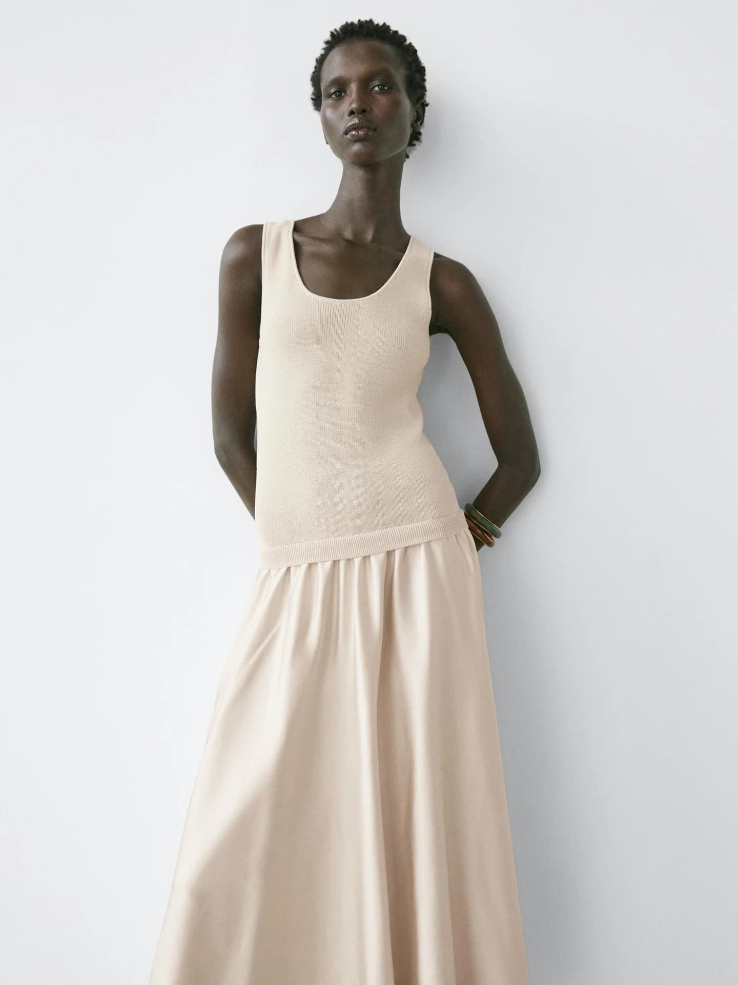 Контрастное платье с бретелями - фото 10