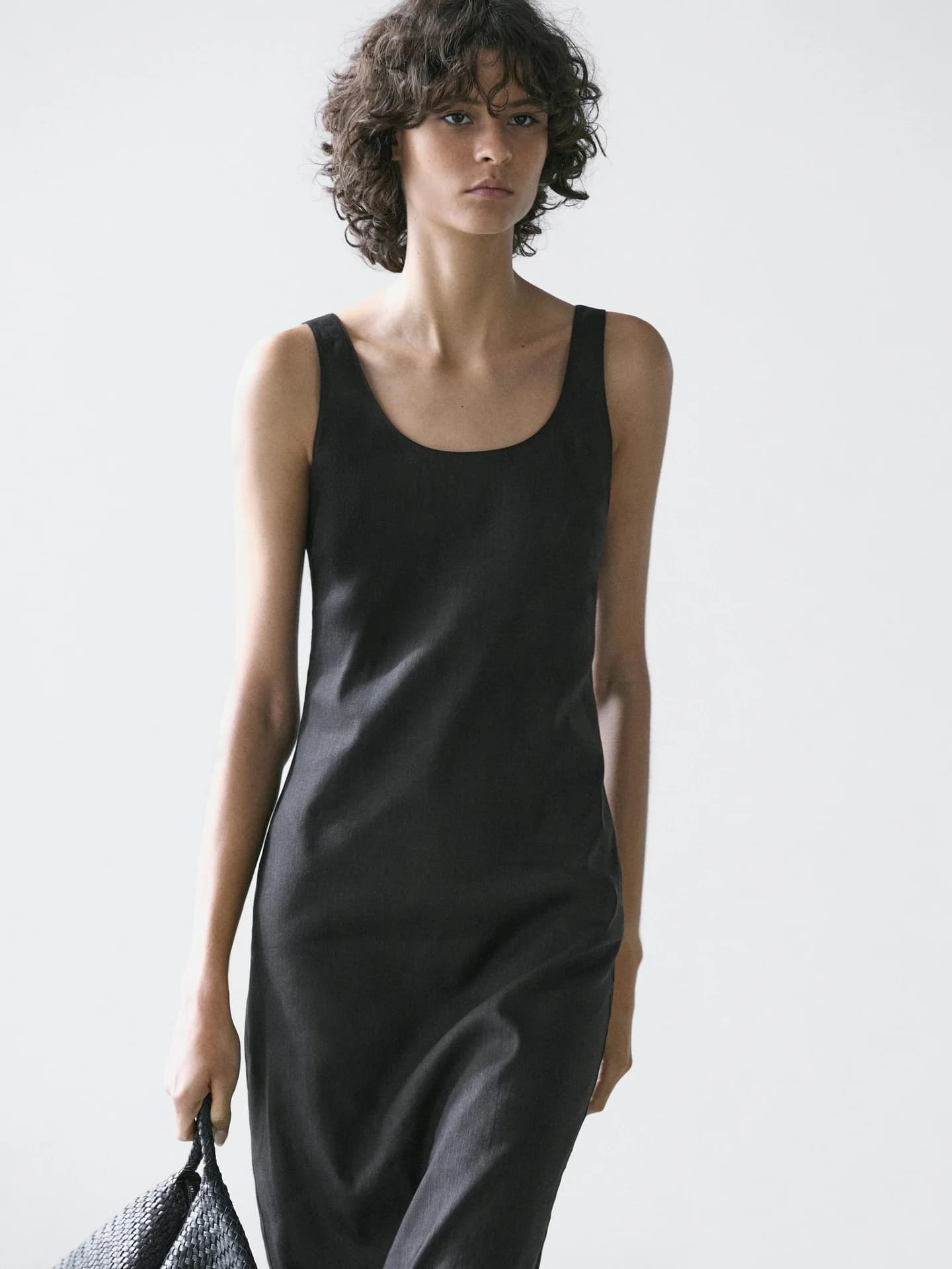 Свободное платье средней длины с круглым вырезом. - фото 10