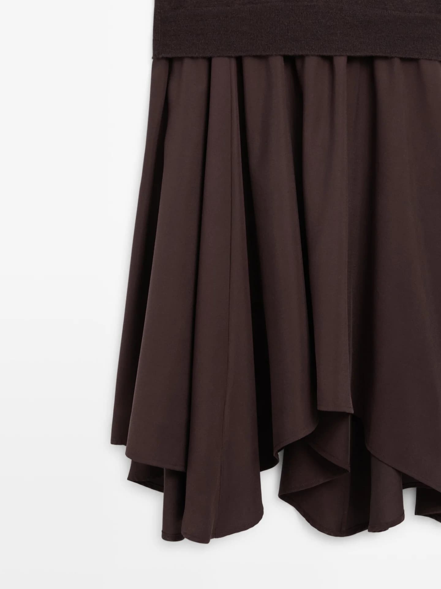 Трикотажное платье из смесовой шерсти с контрастным элементом.