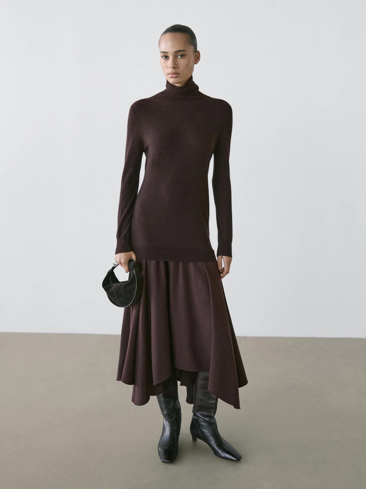 Трикотажное платье из смесовой шерсти с контрастным элементом. - фото 9