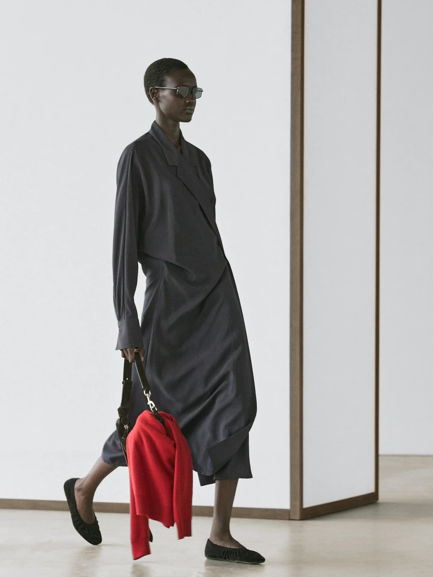 Платье средней длины с декоративной драпировкой - фото 9