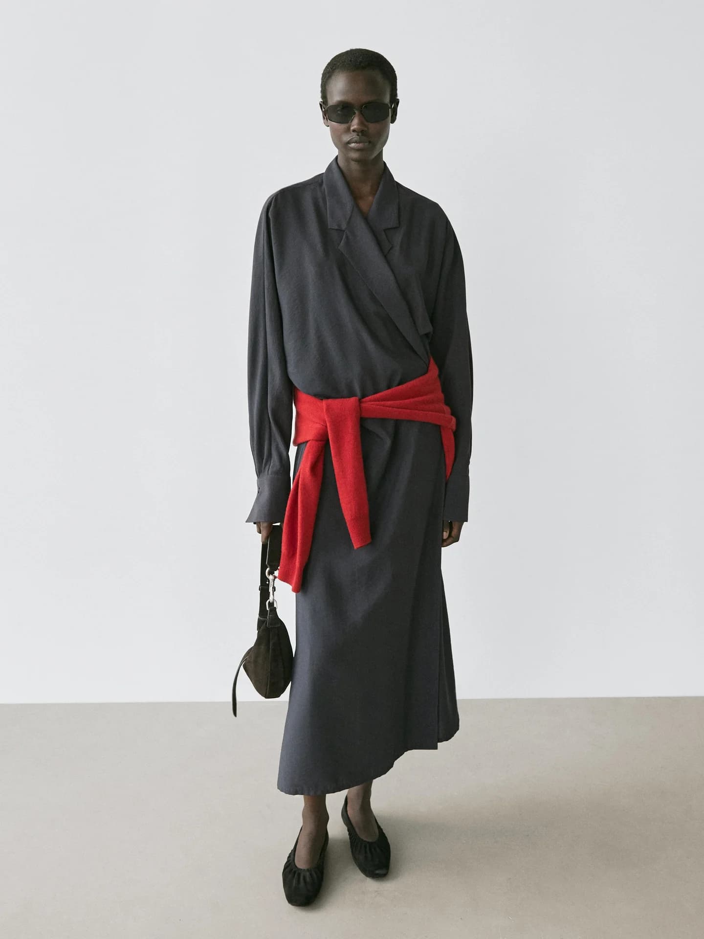 Платье средней длины с декоративной драпировкой - фото 10