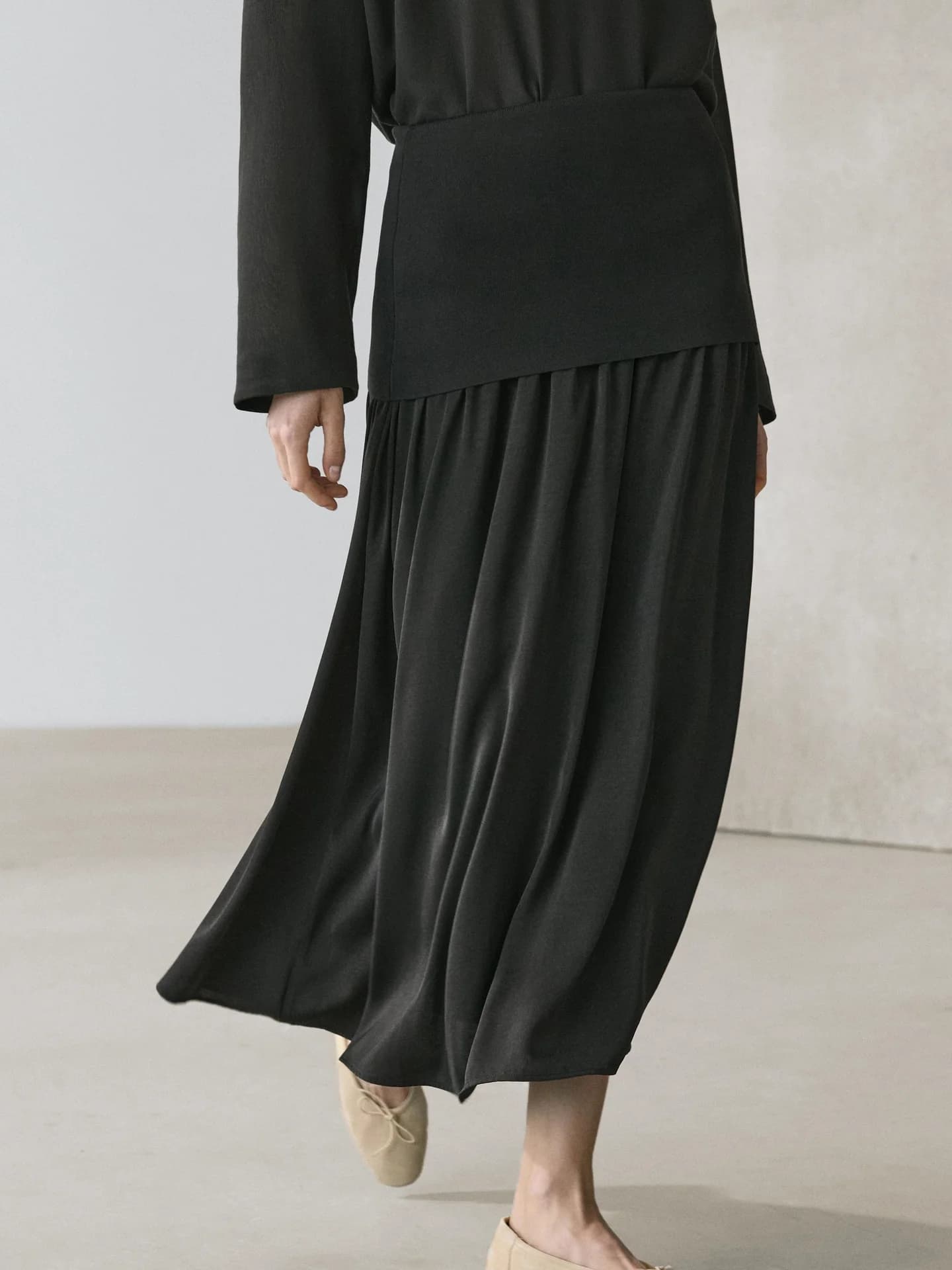 Свободная юбка миди из комбинированной ткани - фото 10