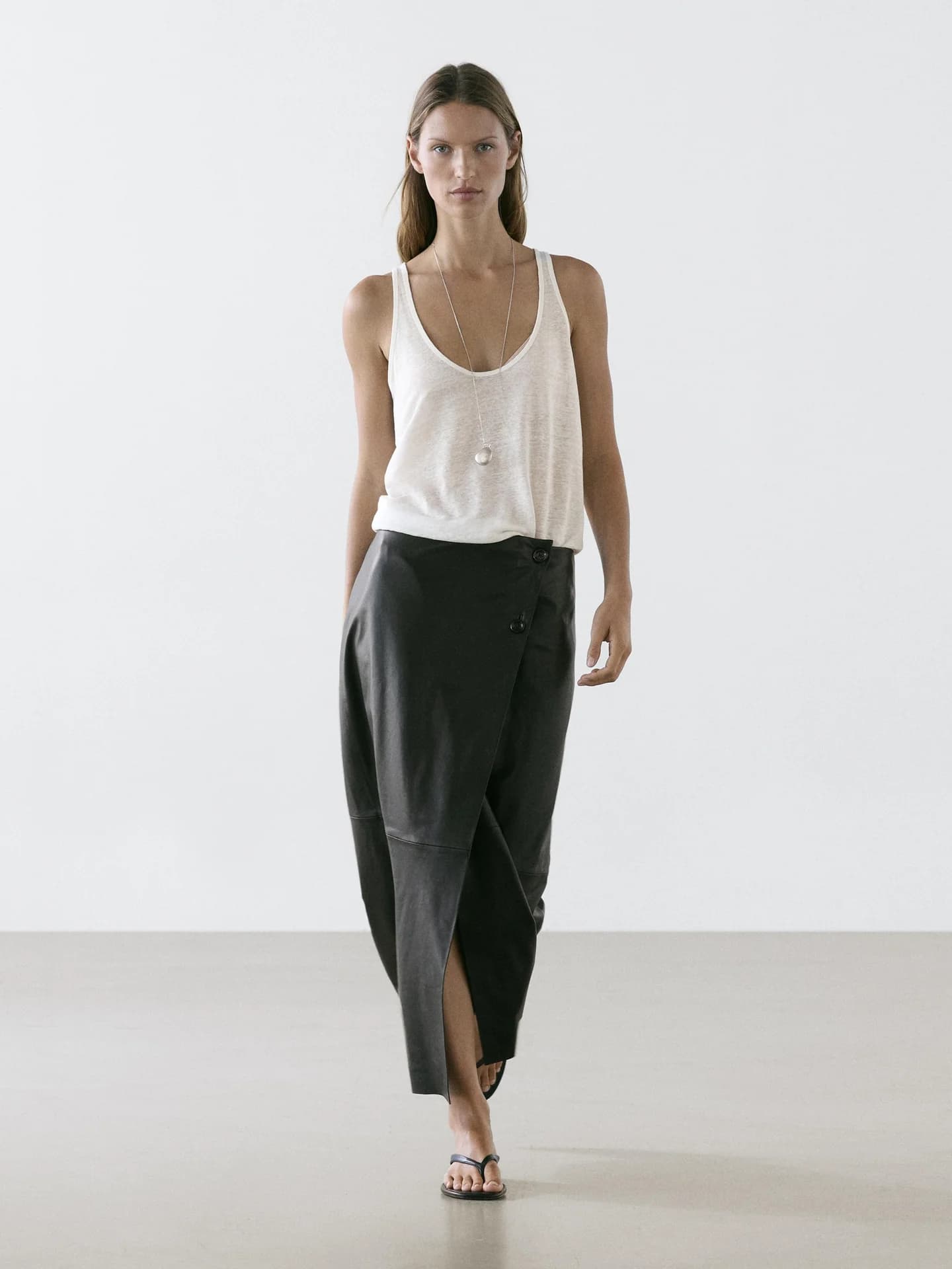 Юбка средней длины из кожи наппа с отстрочкой