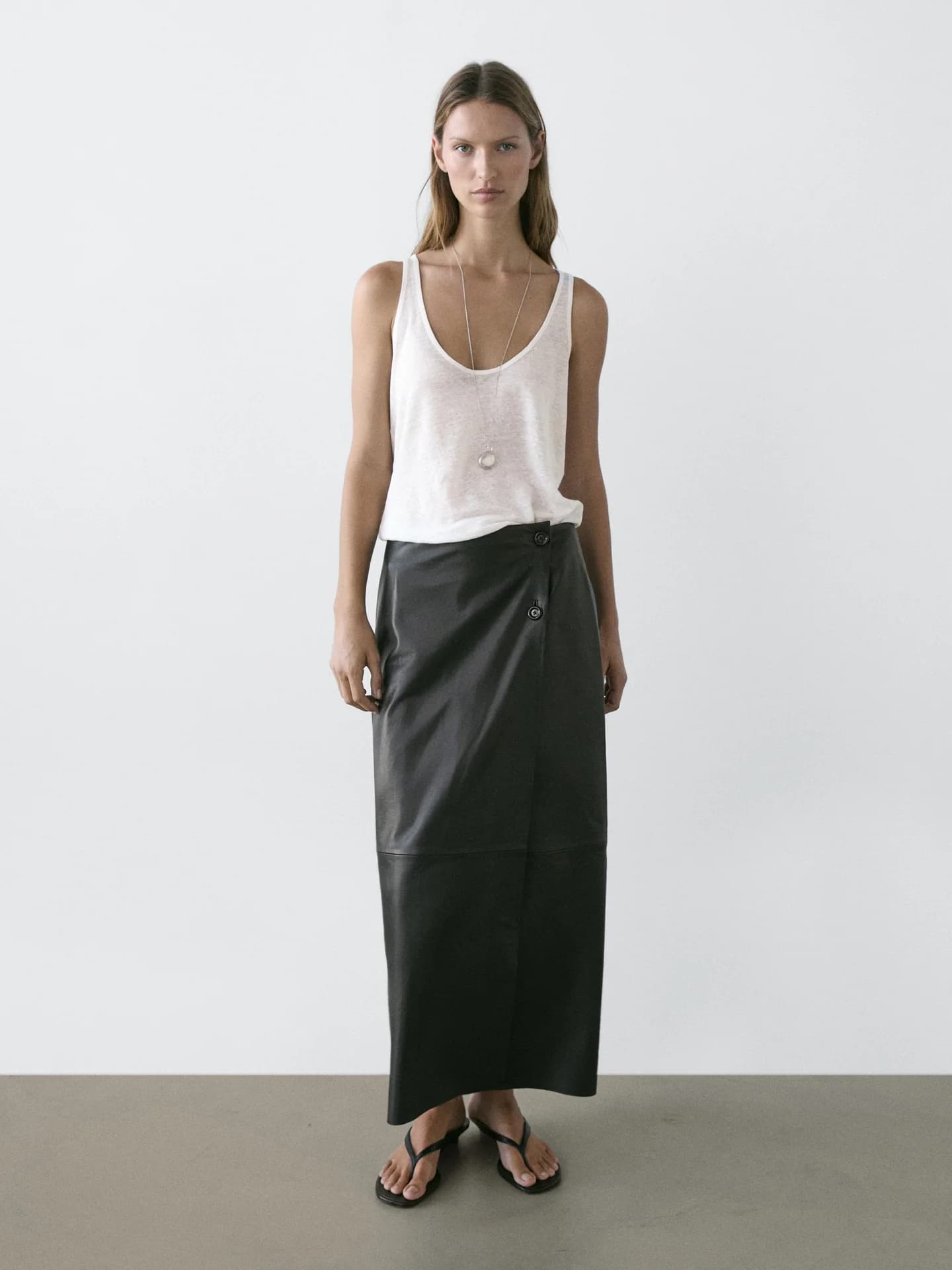 Юбка средней длины из кожи наппа с отстрочкой - фото 8