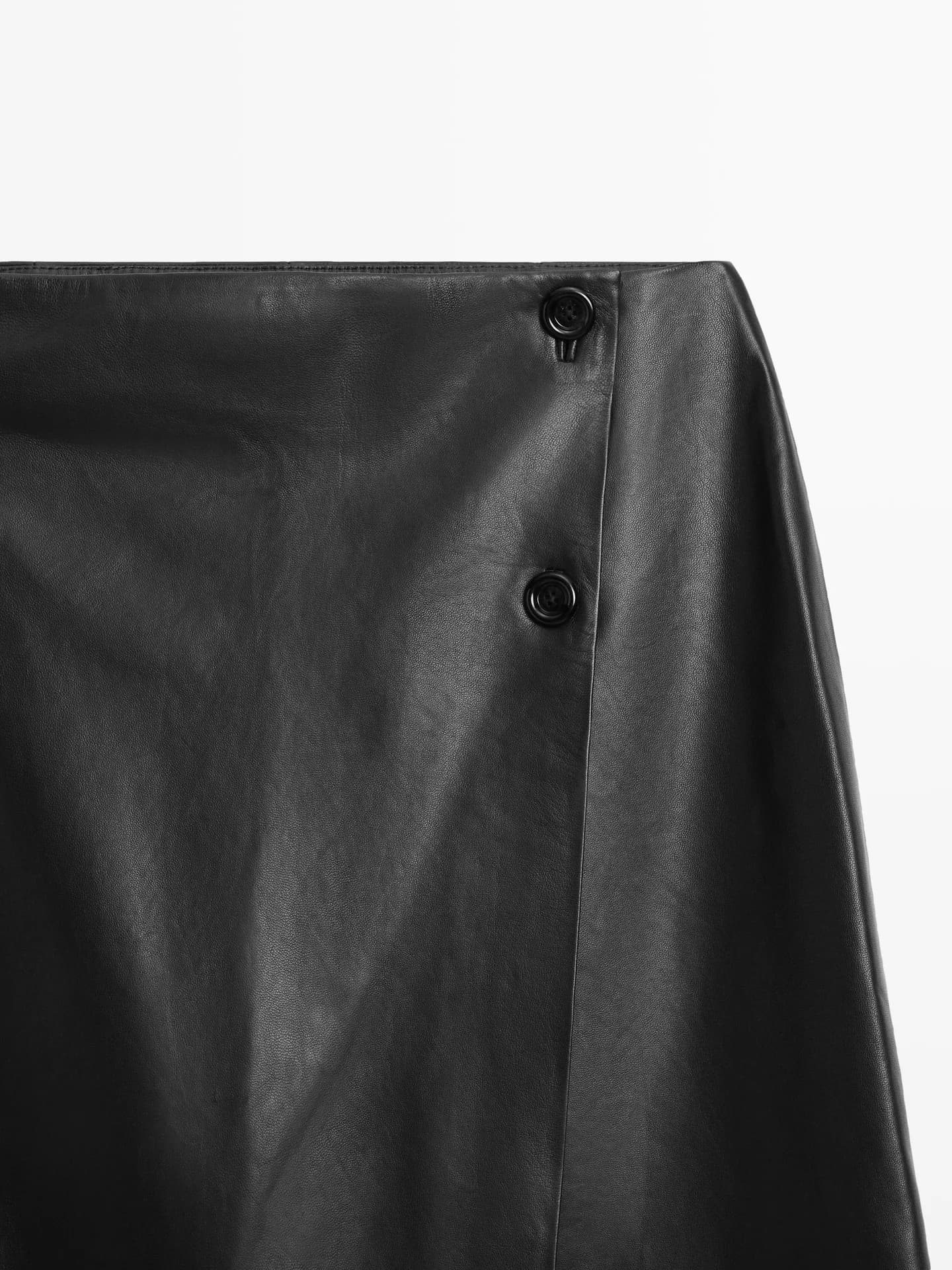 Юбка средней длины из кожи наппа с отстрочкой - фото 9