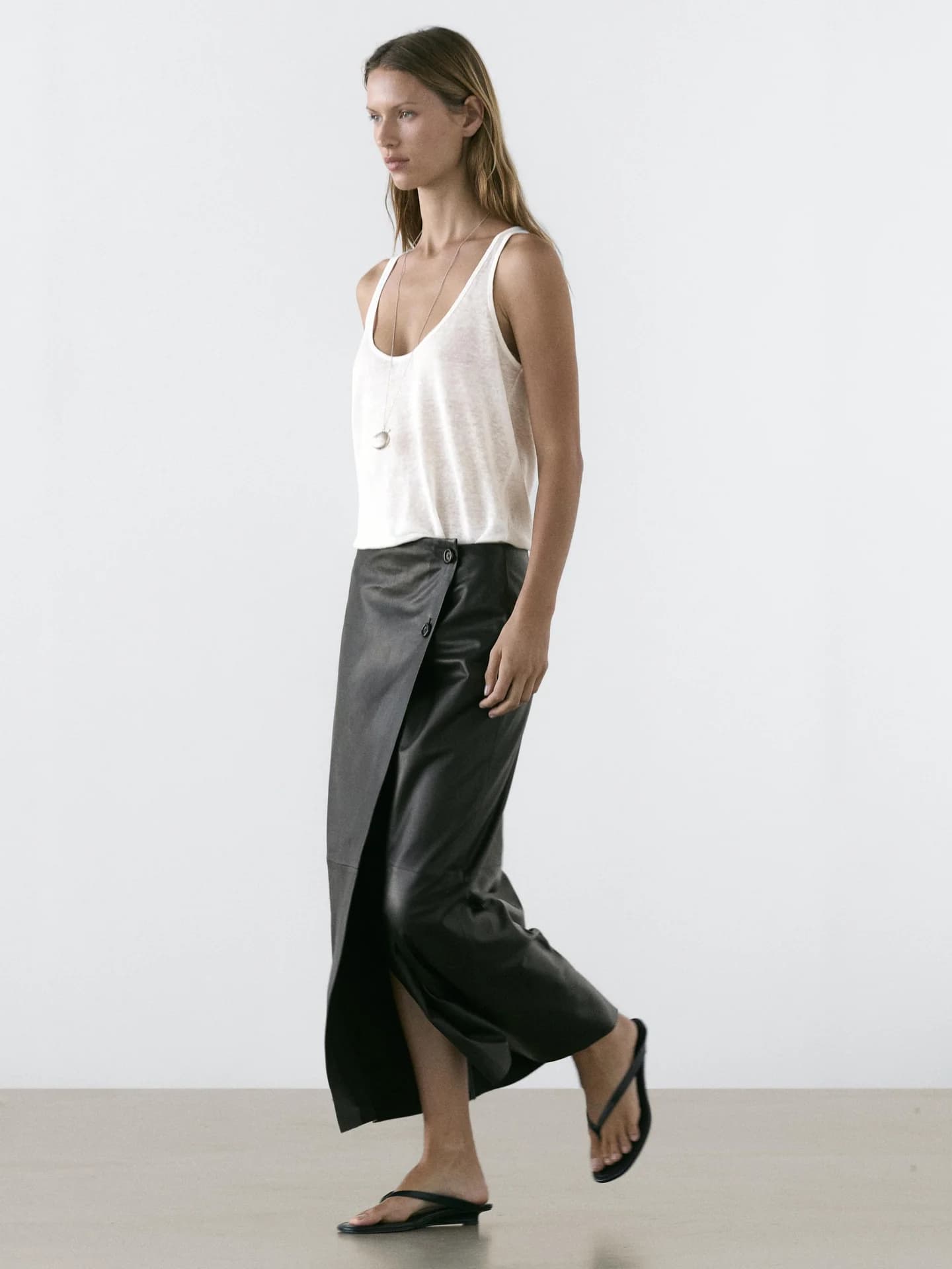 Юбка средней длины из кожи наппа с отстрочкой - фото 10