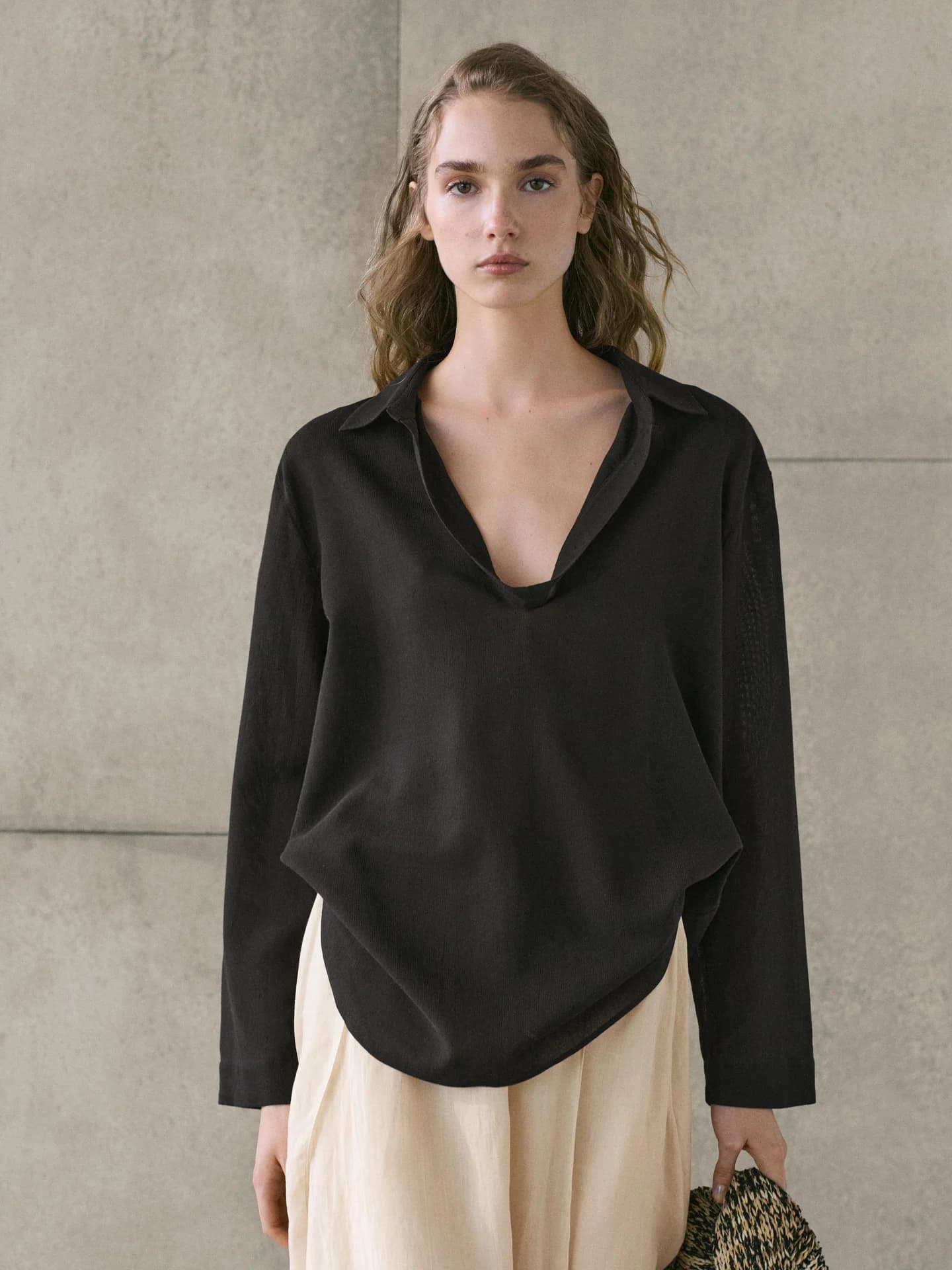 Свободная юбка средней длины с открытыми плечами.