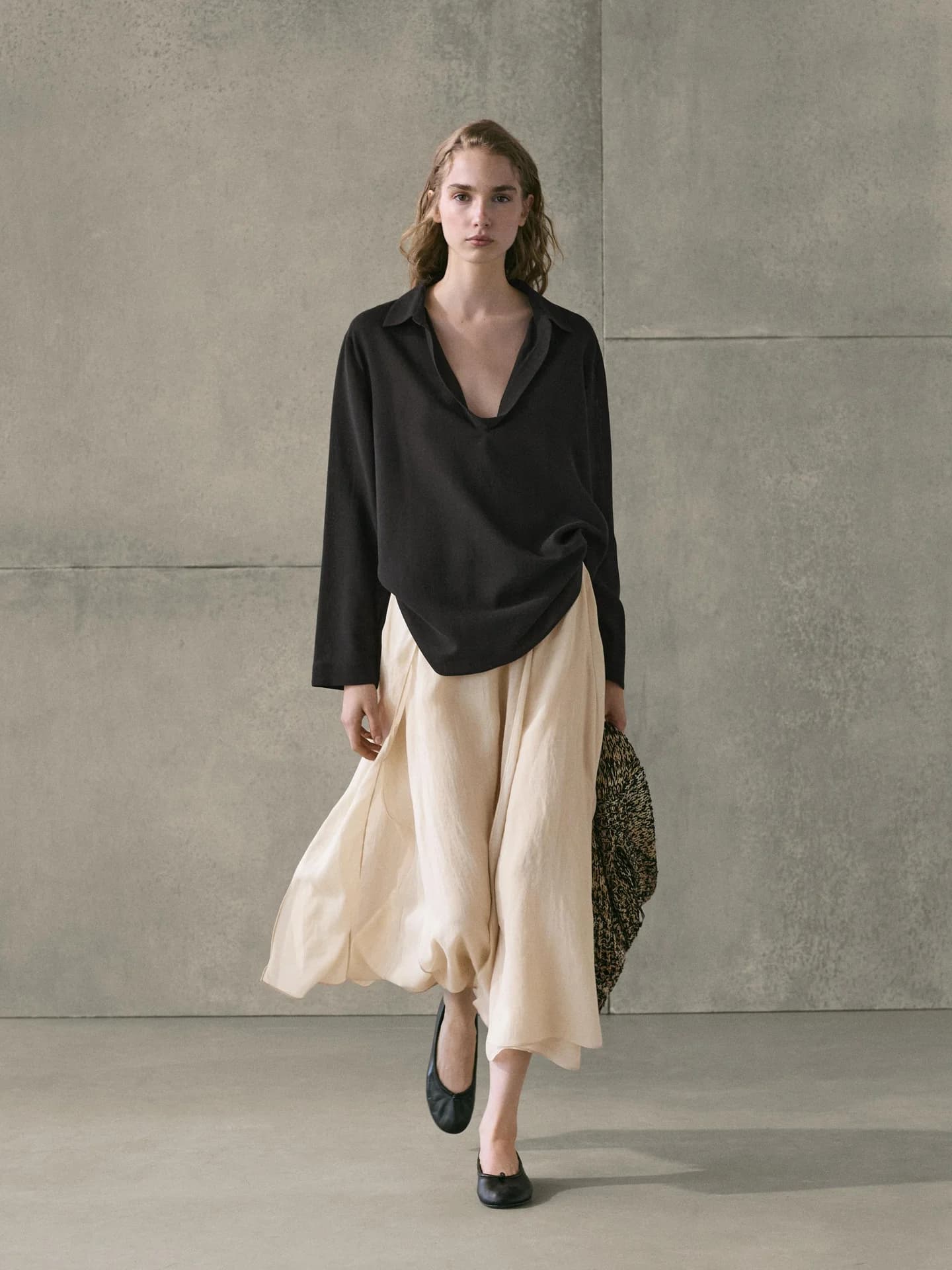 Свободная юбка средней длины с открытыми плечами. - фото 3