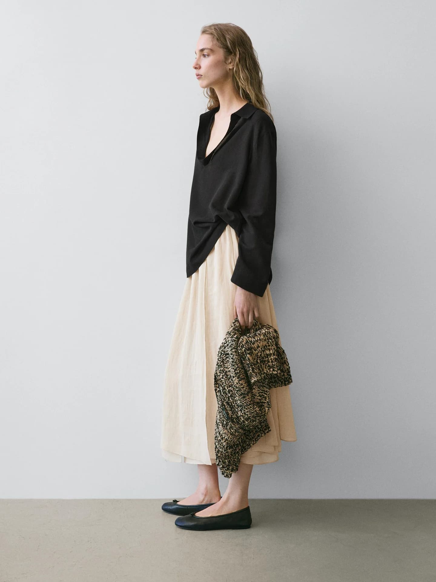 Свободная юбка средней длины с открытыми плечами. - фото 5