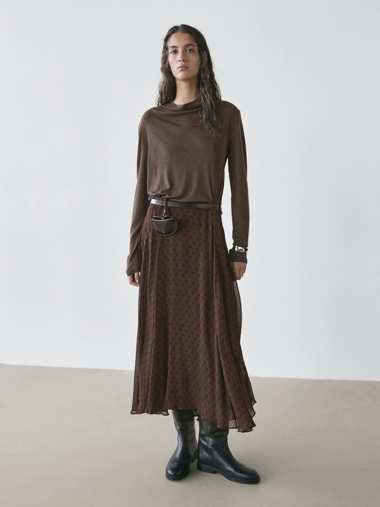 Расклешенная юбка средней длины в горошек