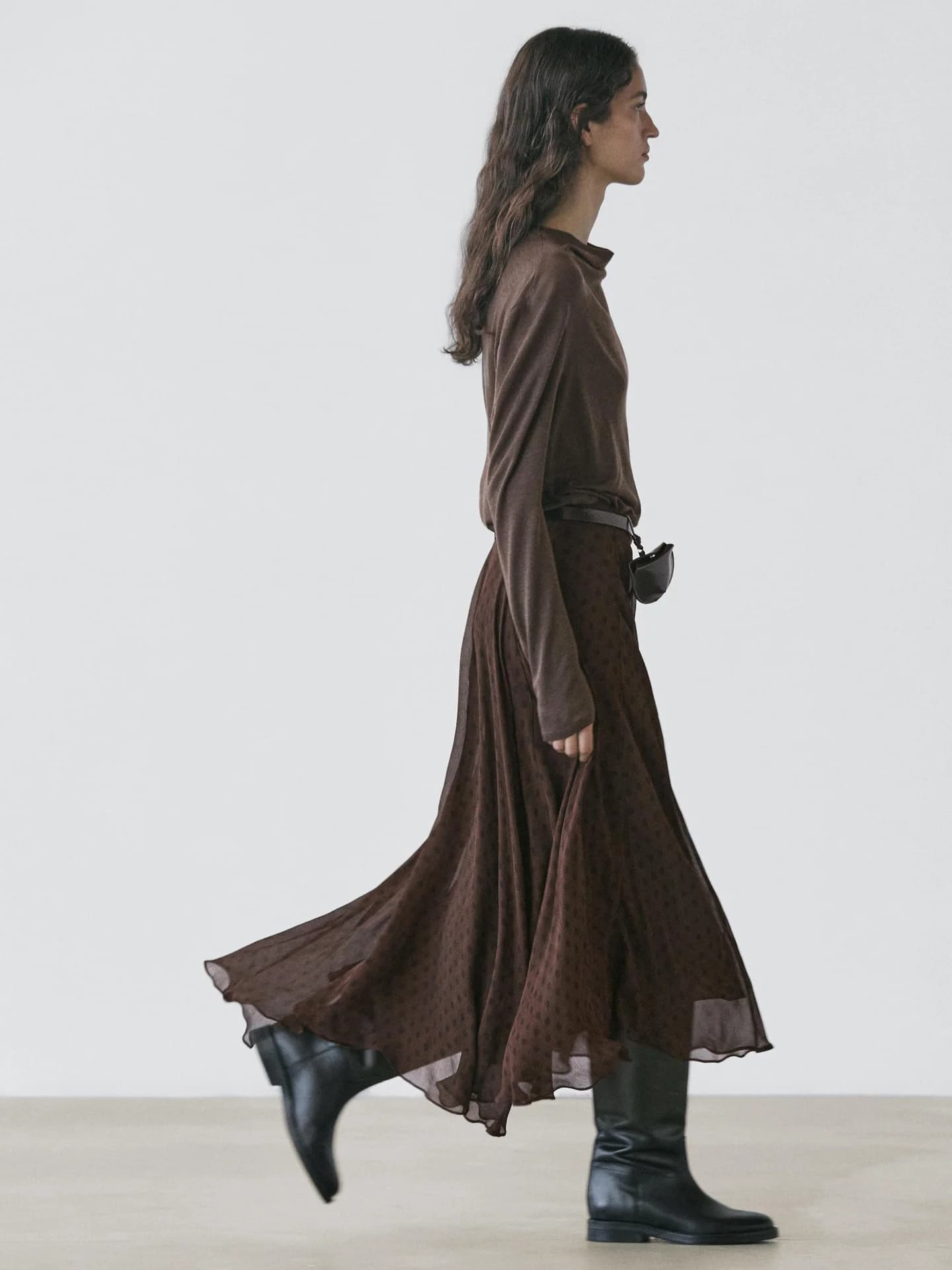 Расклешенная юбка средней длины в горошек - фото 5