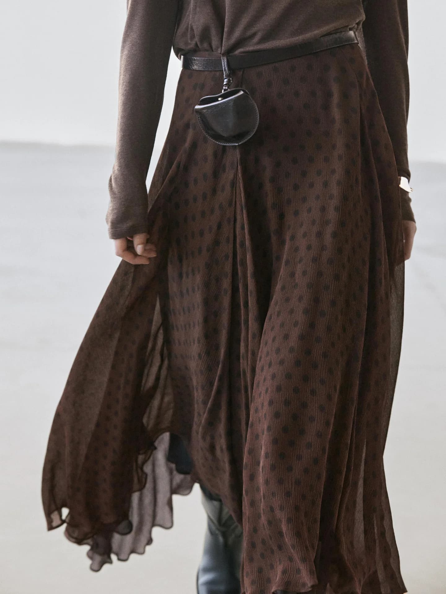 Расклешенная юбка средней длины в горошек - фото 8