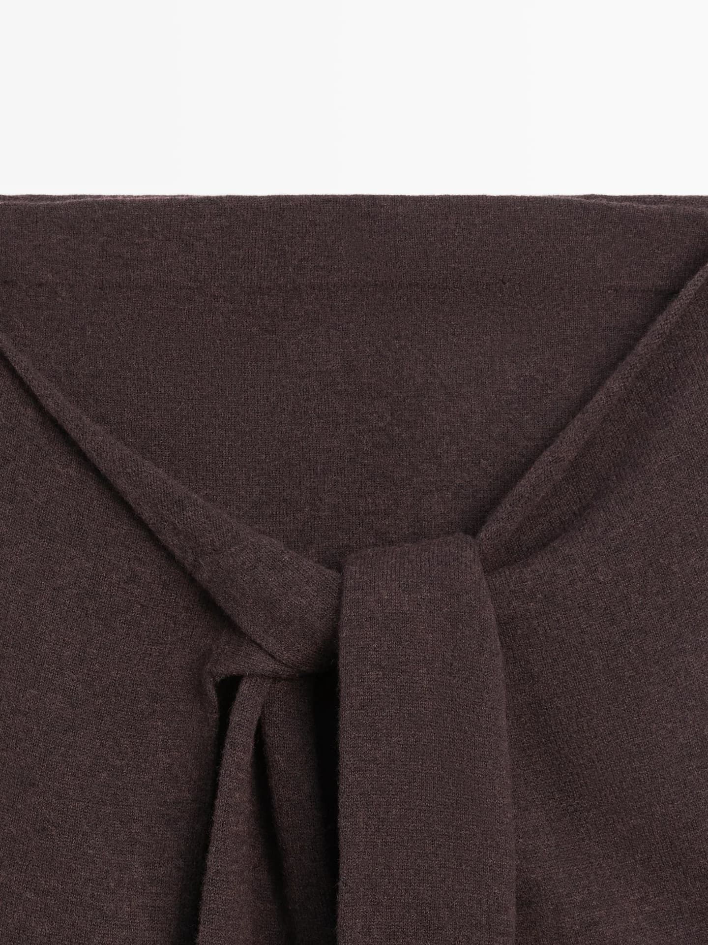 Трикотажная юбка с завязанными рукавами - фото 8