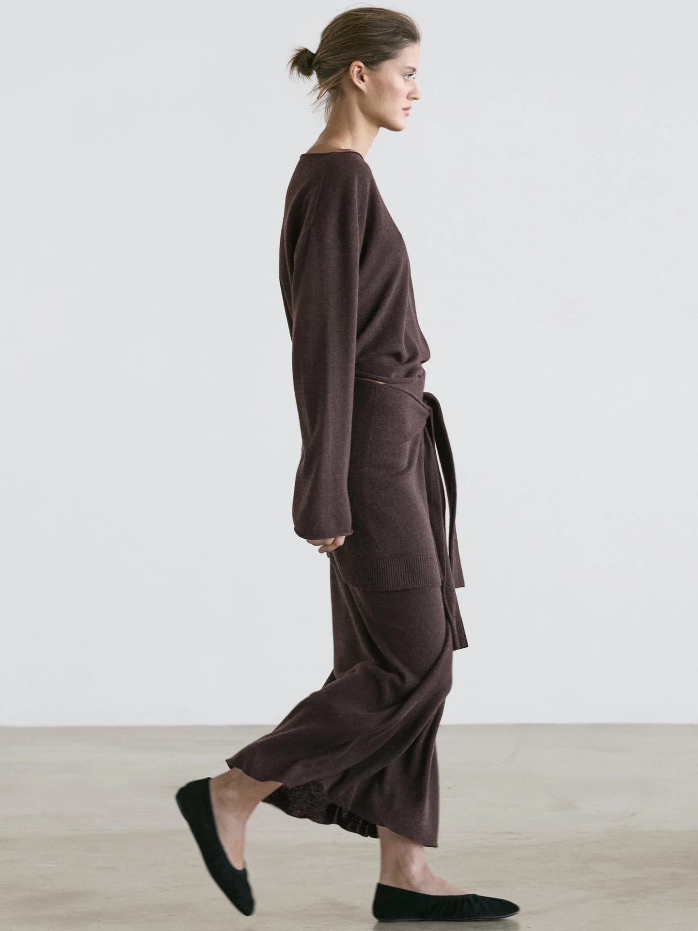 Трикотажная юбка с завязанными рукавами - фото 10