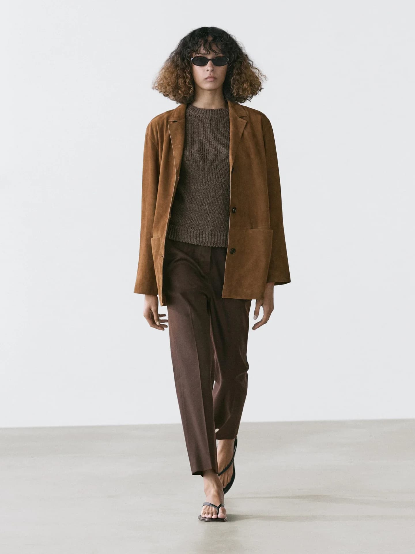 Куртка с лацканами из кожи и замши - фото 9