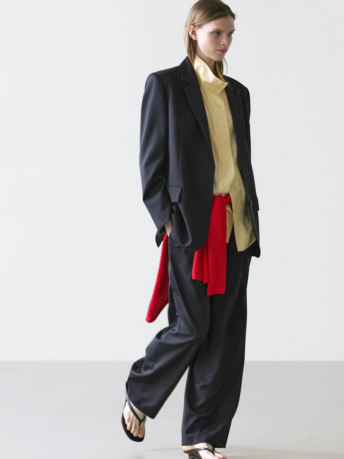 Очень тонкая куртка, застегивающаяся на две пуговицы. - фото 8