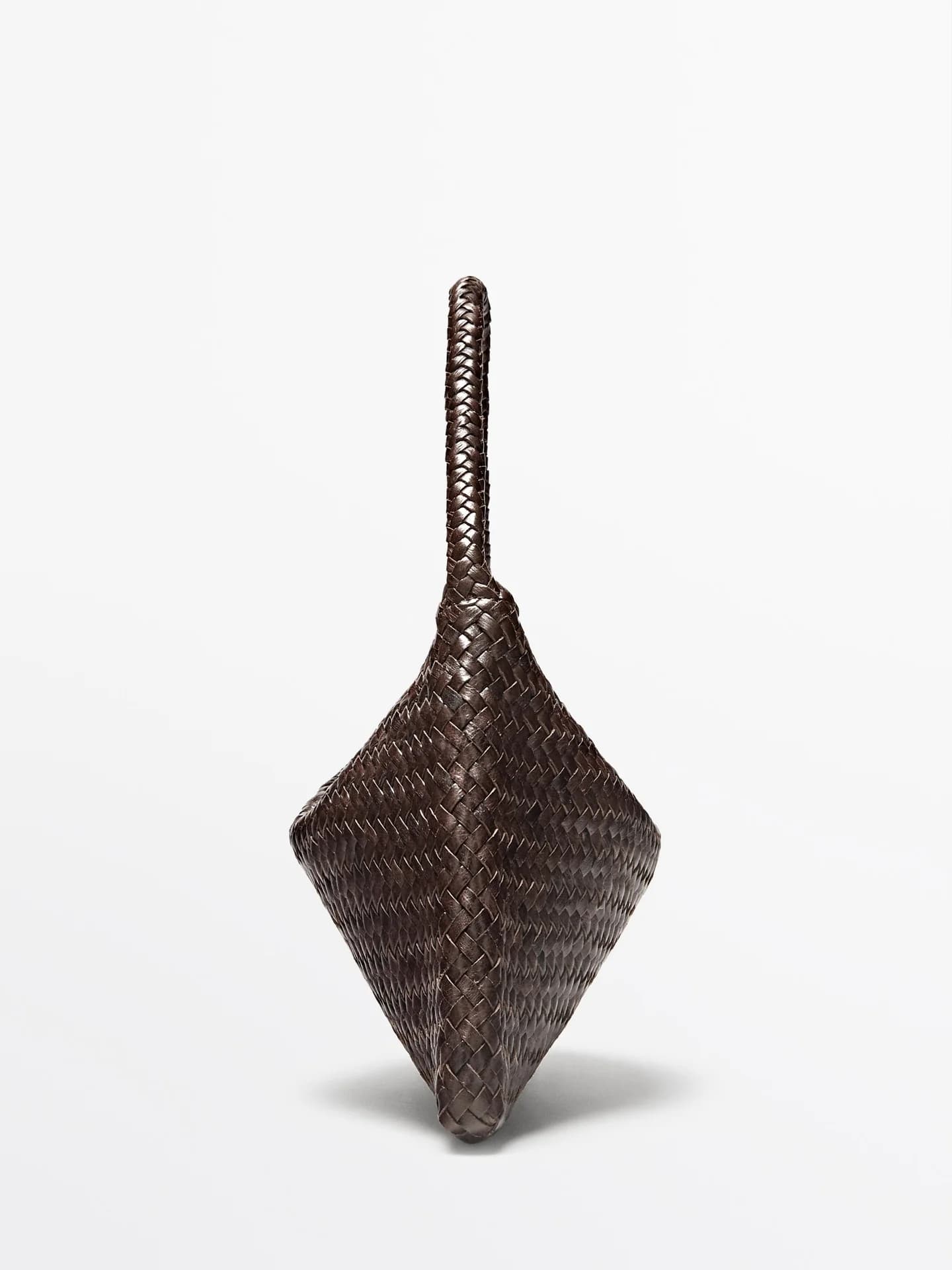 Маленькая плетеная кожаная сумка через плечо - фото 6