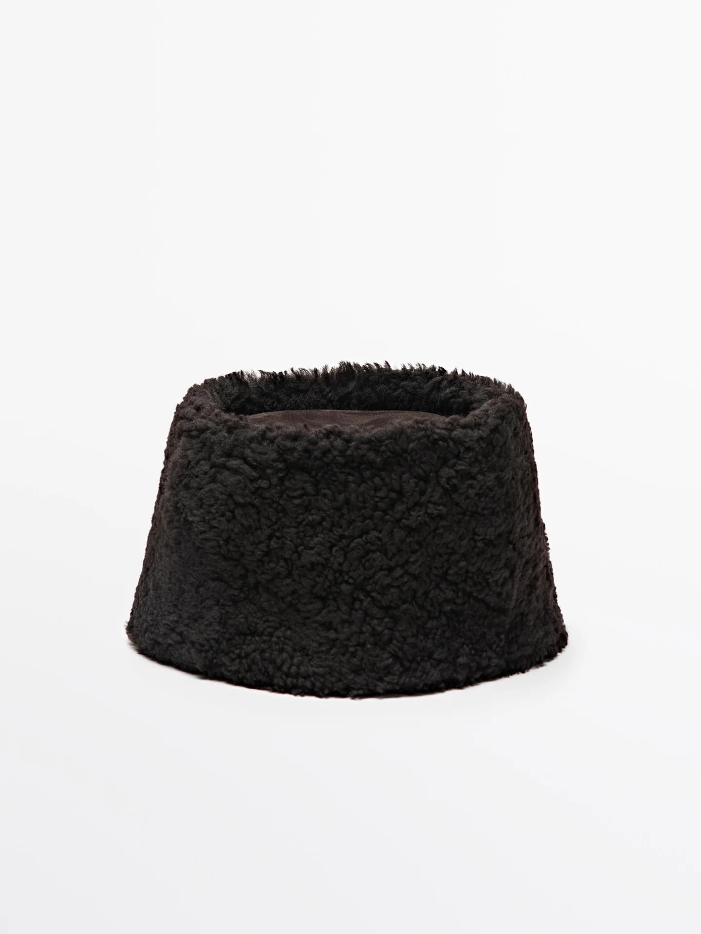 Кожаная шляпа из контрастных материалов