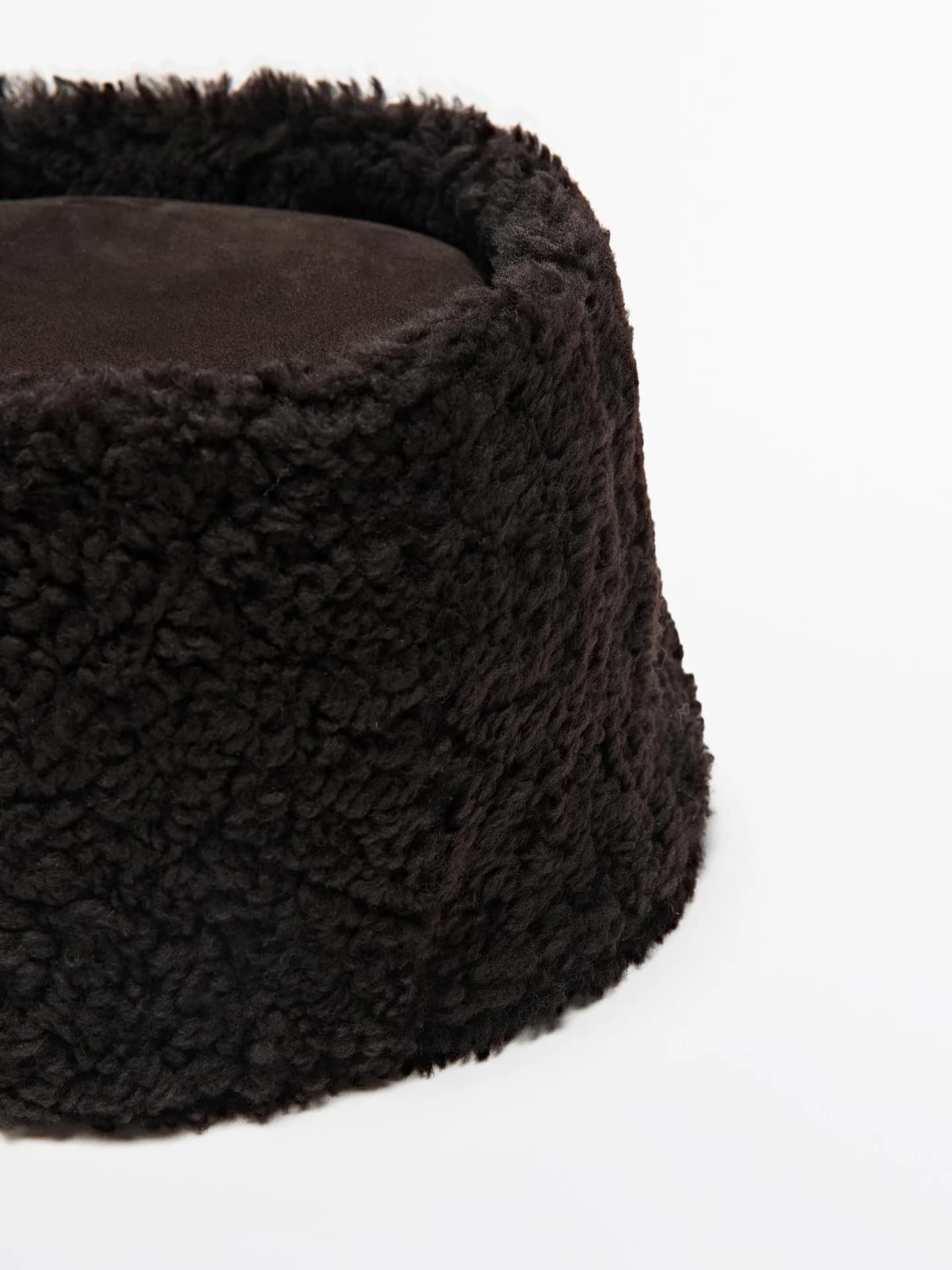 Кожаная шляпа из контрастных материалов - фото 5