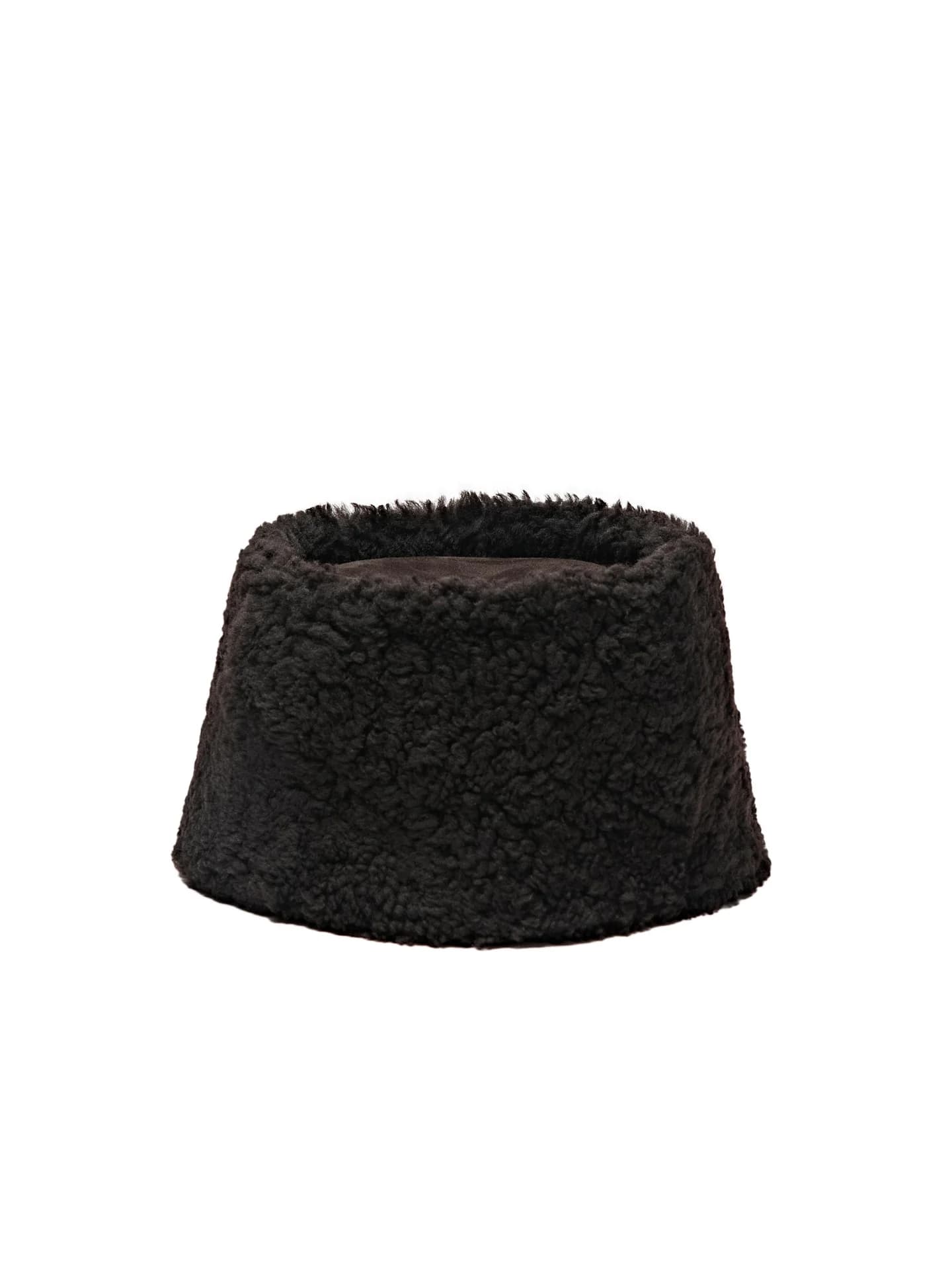 Кожаная шляпа из контрастных материалов - фото 7