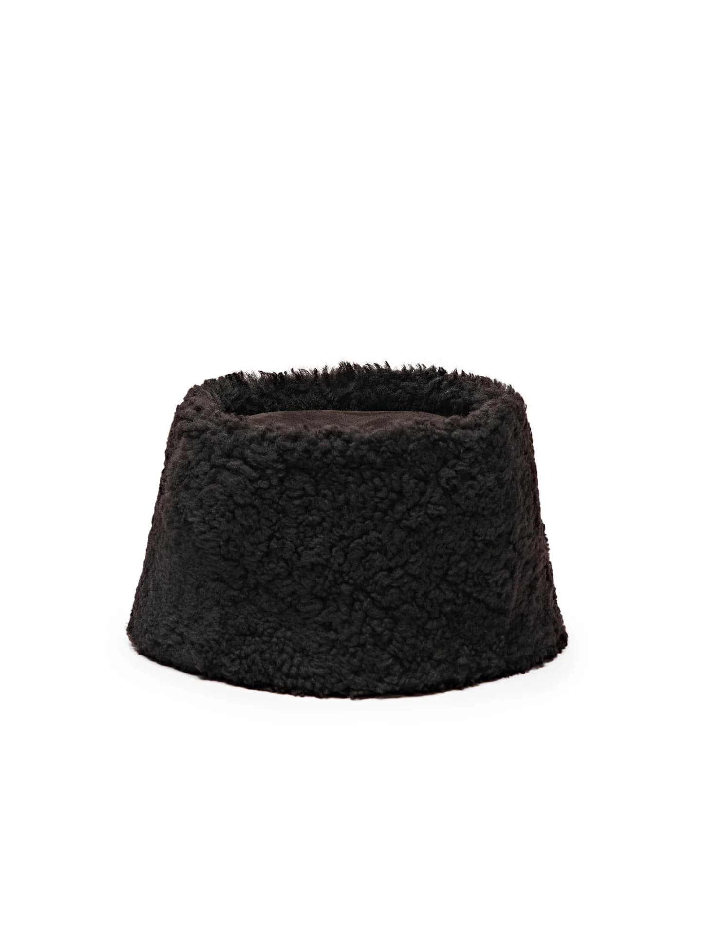 Кожаная шляпа из контрастных материалов - фото 9