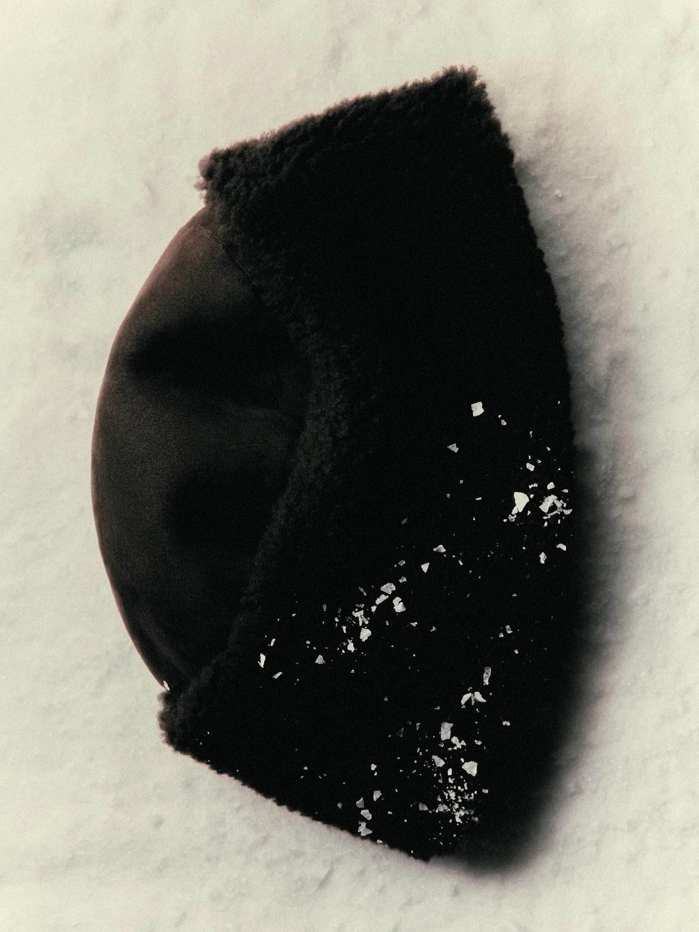 Кожаная шляпа из контрастных материалов - фото 10