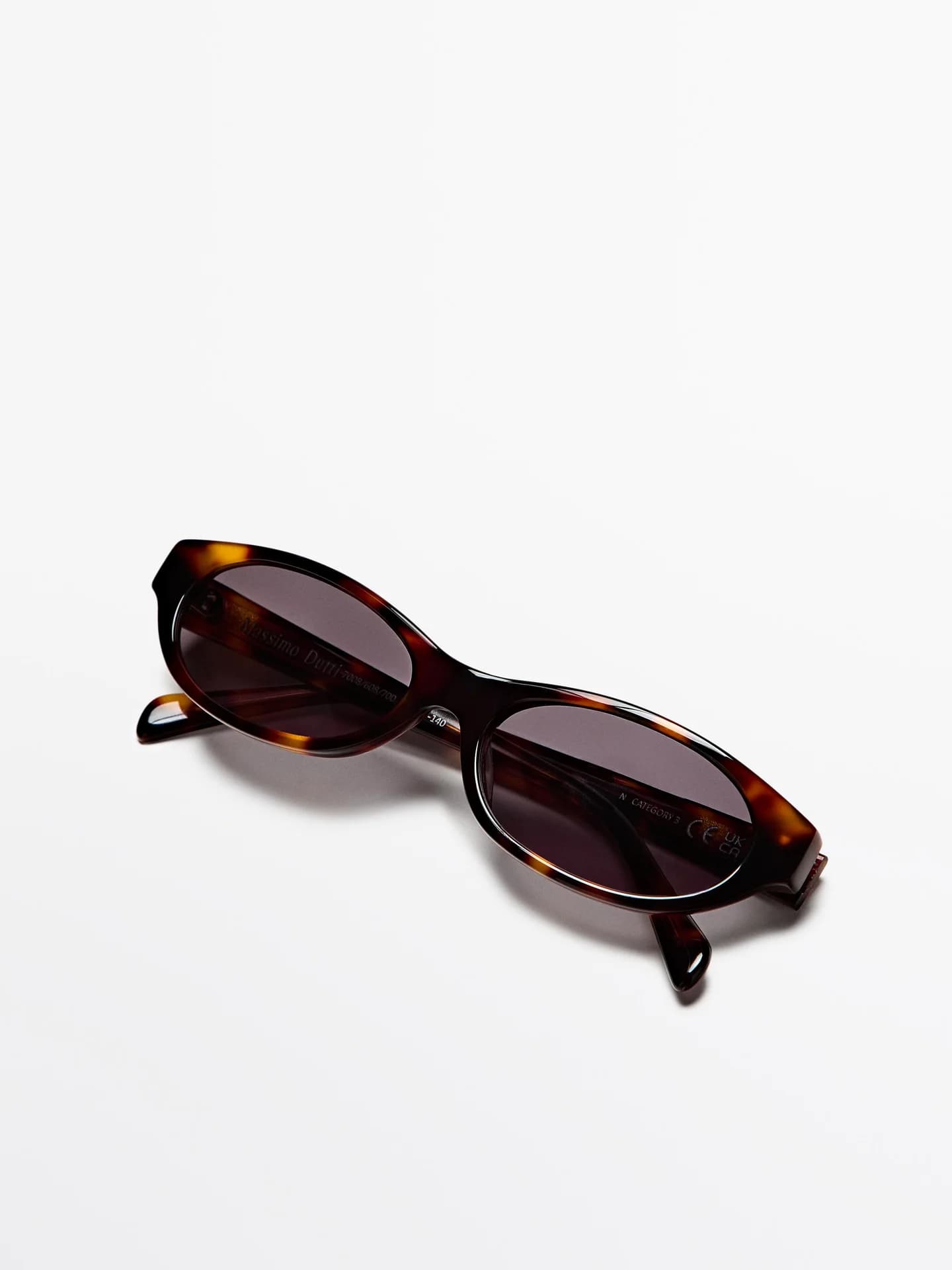 Узкие солнцезащитные очки с эффектом рога - фото 8