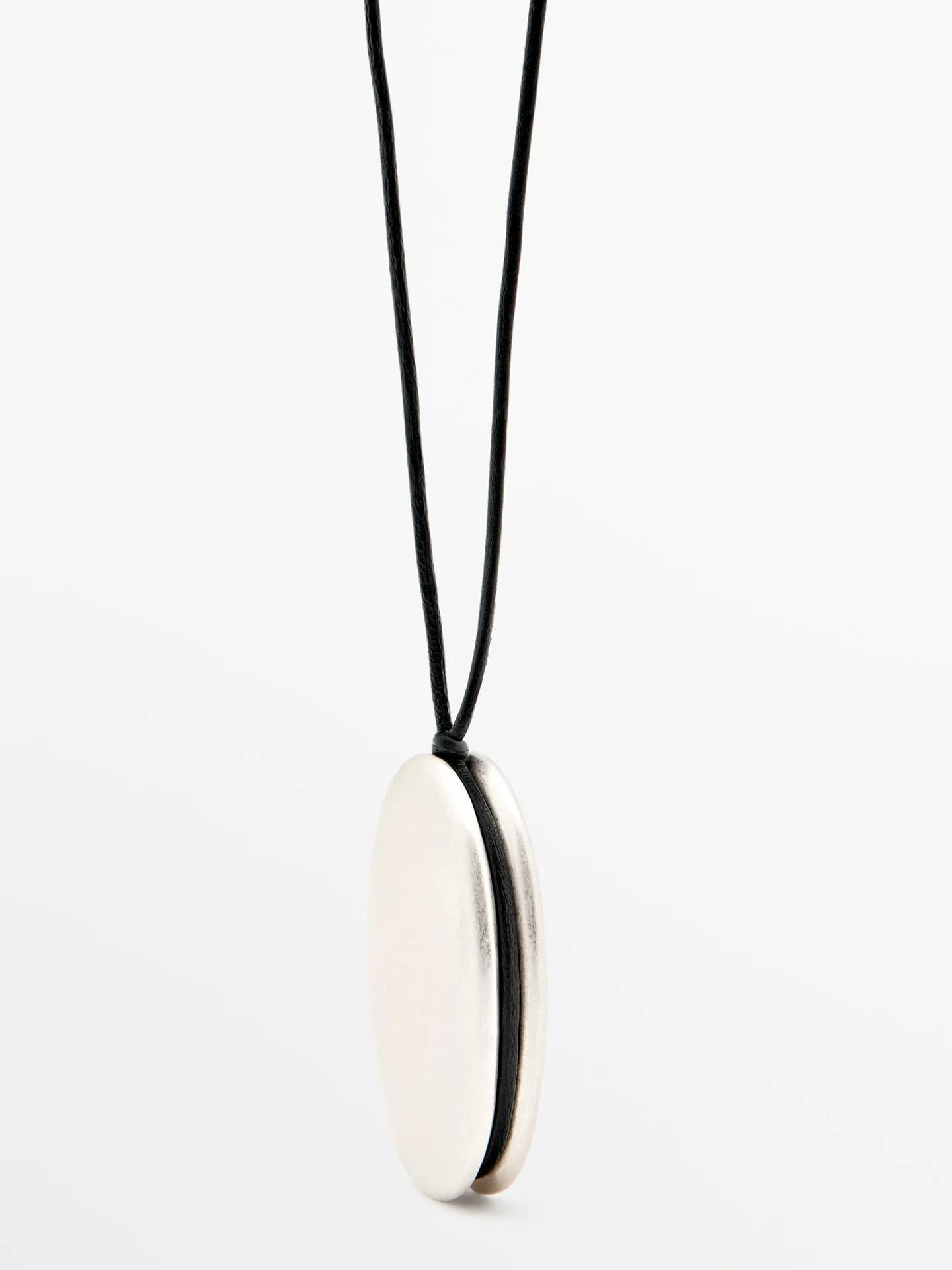 Колье с кожаным шнурком и металлической подвеской