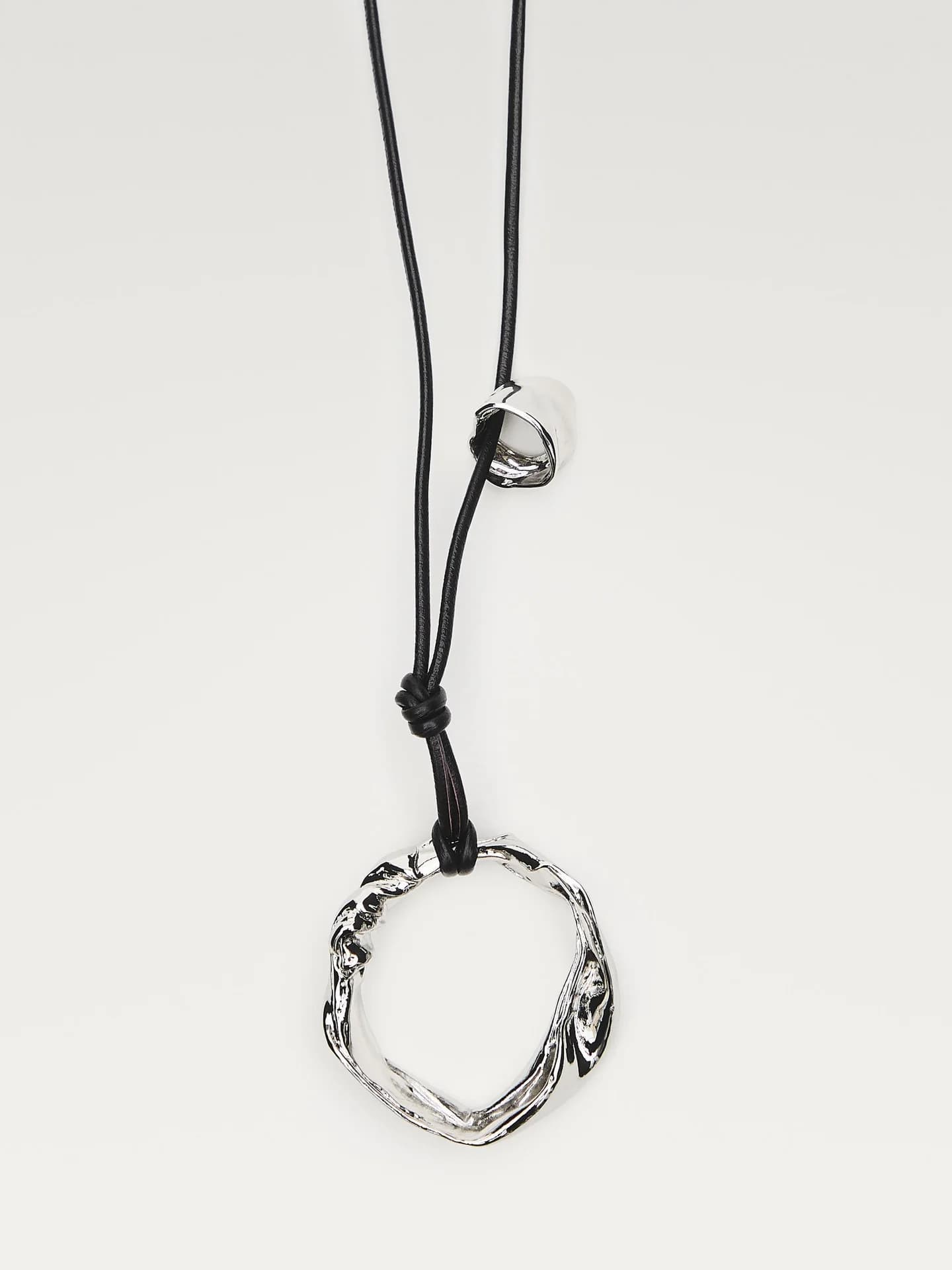 Колье на кожаном ремешке с подвеской неправильной формы - фото 6