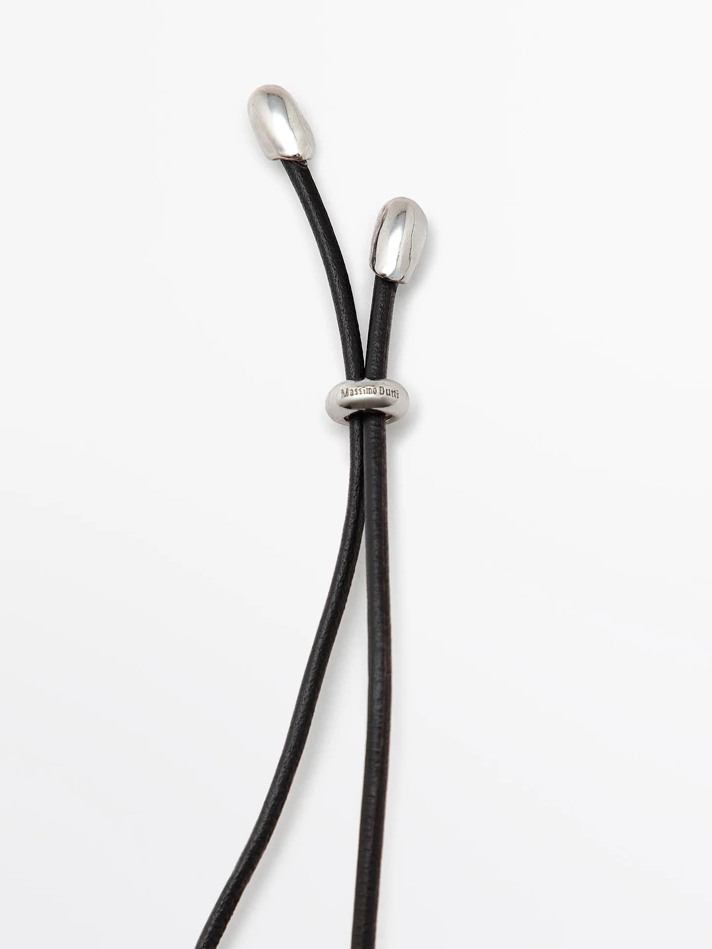 Колье на кожаном ремешке с подвеской неправильной формы - фото 8