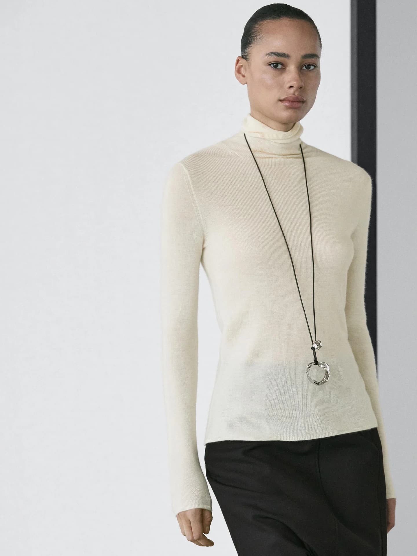 Колье на кожаном ремешке с подвеской неправильной формы - фото 10