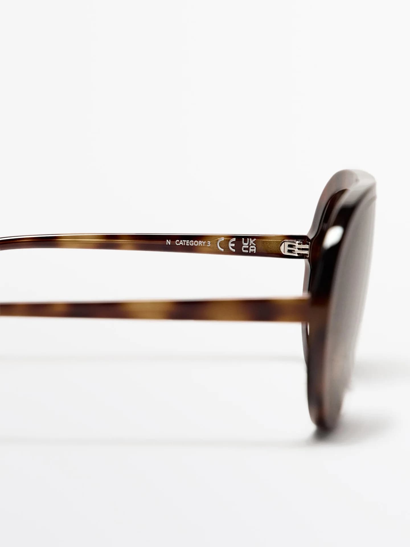 Солнцезащитные очки-авиаторы с роговым эффектом