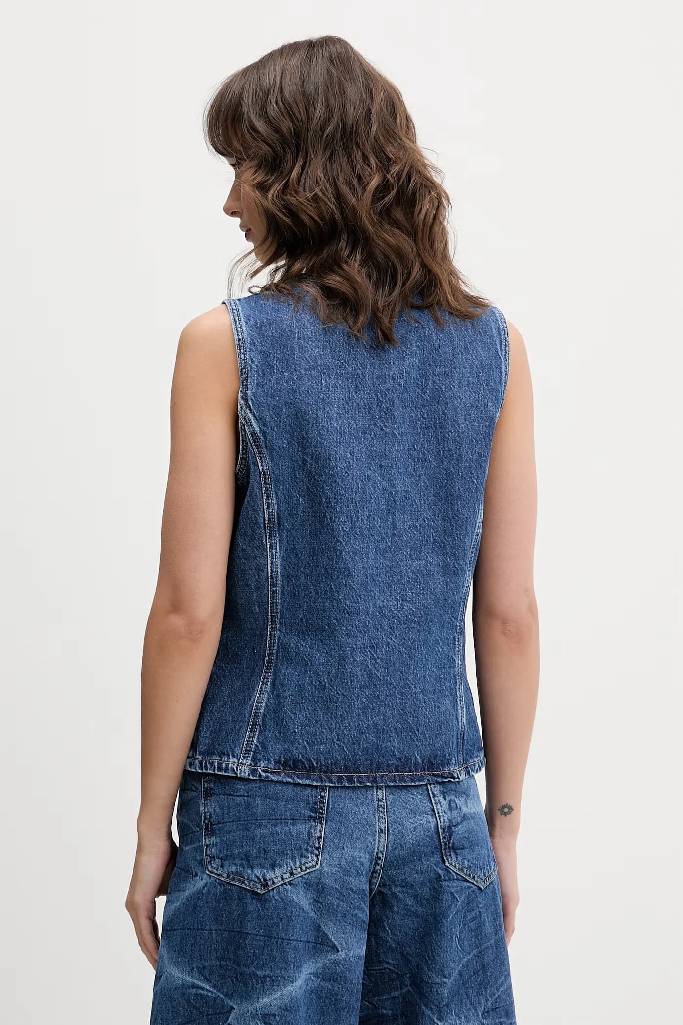 Женский джинсовый жилет - фото 3