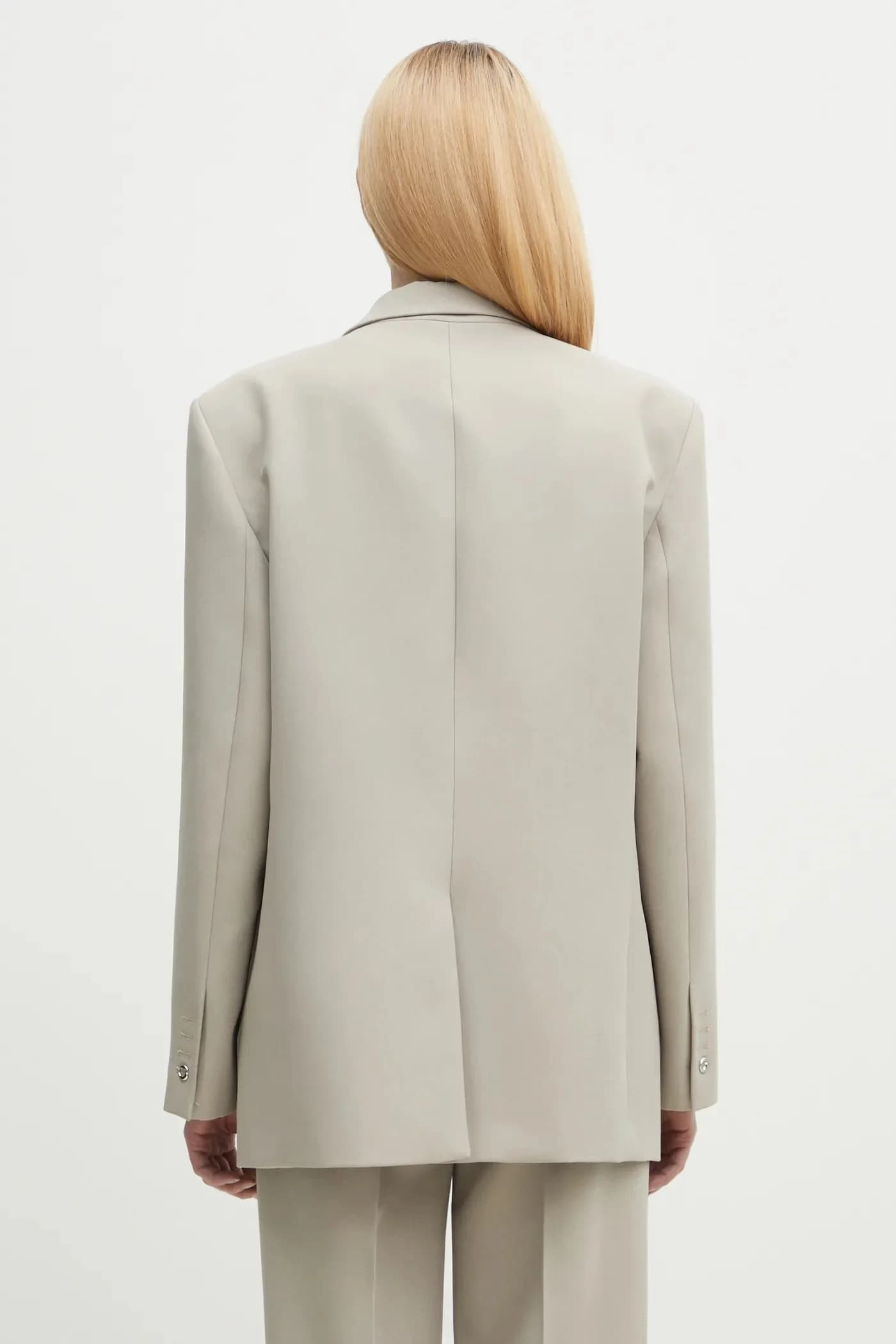 Индивидуальный пиджак с поясом и карманами - фото 3