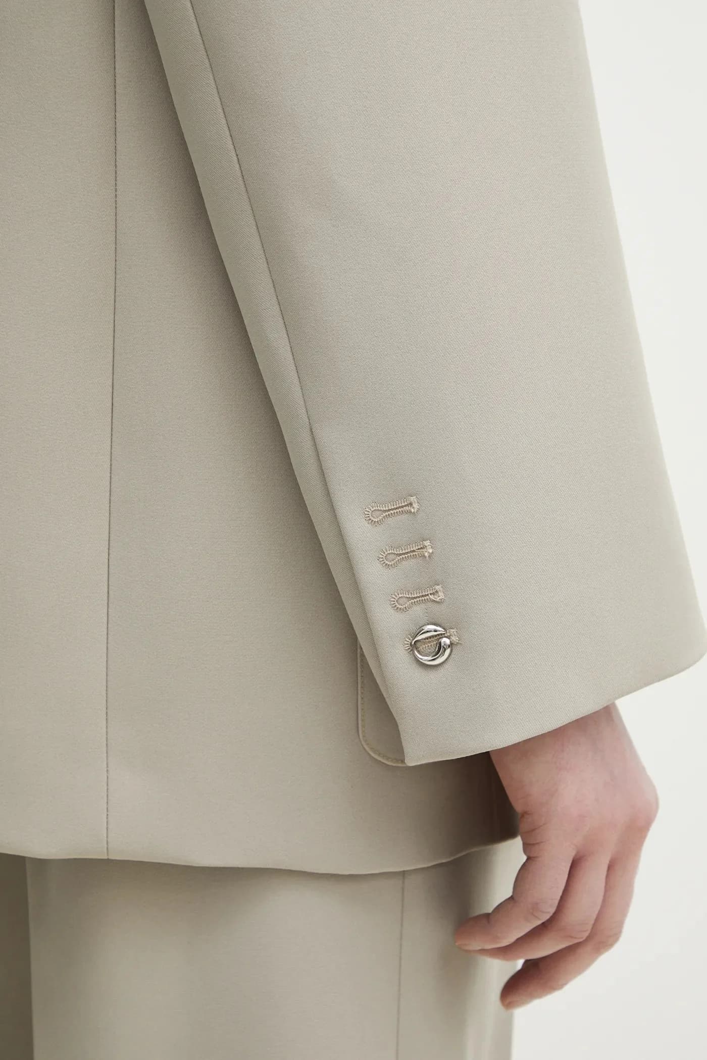 Индивидуальный пиджак с поясом и карманами - фото 5